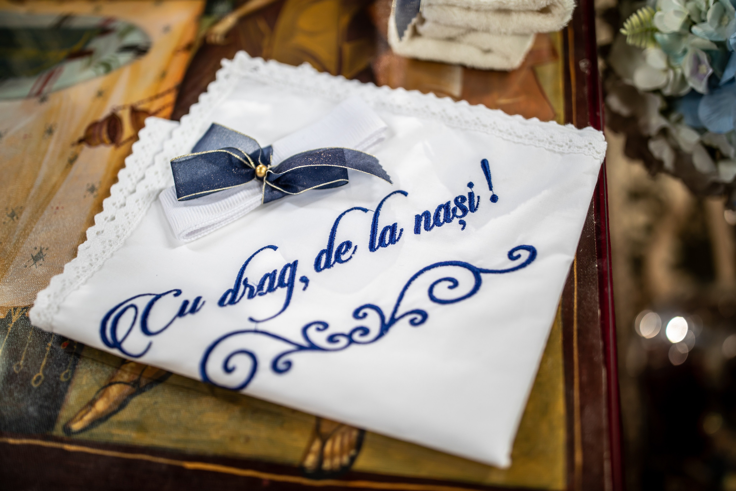 “Bebeluș botezat în biserică, ținut în brațe de nași”	•	“Detaliu cu lumânarea de botez decorată cu flori albe”	•	“Părinți emoționați alături de copilul lor la ceremonia de botez”	•	“Masa festivă de botez cu decor tematic și tort personalizat”	•	“Momentul în care preotul toarnă apă sfințită pe fruntea bebelușului”	“Bebeluș în rochie albă de botez, zâmbind în brațele mamei”	•	“Detaliu cu cruciulița de botez așezată pe o pernă de satin”	•	“Părinți și nași aprinzând lumânările în timpul ceremoniei de botez”	•	“Tort de botez decorat cu figurine tematice și numele copilului”	•	“Copil botezat dormind liniștit în pătuțul decorat festiv”	•	“Momentul în care preotul binecuvântează copilul în fața altarului”	•	“Invitați adunându-se în jurul mesei festive la petrecerea de botez”	•	“Bebeluș ținând în mână o jucărie personalizată primită la botez”	•	“Familie fericită pozând împreună după ceremonia de botez”	•	“Decor tematic cu baloane și flori la locația petrecerii de botez” fotograf Botoșani fotograf evenimente fotograf botez Alin Chirila fotograf alinofotostudio,- Preotul ținându-l pe micuțul Mathias Gabriel la botez, în biserica Înălțarea Domnului, Copălău  - Detalii de la botezul lui Mathias – lumânare, trusou și icoană  - Familia lui Mathias Gabriel alături de micuț, în ziua botezului  - Portret emoționant cu mama și bebelușul în brațe, în biserică,fotograf profesionist evenimente Botoșani, Iași, Suceava, Fălticeni, Bacău, Pașcani, Roman - AlinoFotoStudio by Alin Chirilă - servicii foto nuntă, botez, cununie, ședințe foto creative, albume personalizate, fotografii emoționante și calitative pentru cele mai importante momente din viață,fotograf nuntă Botoșani Alin Chirilă,  ședință foto botez Iași - AlinoFotoStudio,  servicii fotograf profesionist evenimente Suceava,  fotograf cununie civilă Fălticeni - Alin Chirilă,  album foto nuntă personalizat Bacău.“Bebeluș botezat în biserică, ținut în brațe de nași”	•	“Detaliu cu lumânarea de botez decorată cu flori albe”	•	“Părinți emoționați alături de copilul lor la ceremonia de botez”	•	“Masa festivă de botez cu decor tematic și tort personalizat”	•	“Momentul în care preotul toarnă apă sfințită pe fruntea bebelușului”	“Bebeluș în rochie albă de botez, zâmbind în brațele mamei”	•	“Detaliu cu cruciulița de botez așezată pe o pernă de satin”	•	“Părinți și nași aprinzând lumânările în timpul ceremoniei de botez”	•	“Tort de botez decorat cu figurine tematice și numele copilului”	•	“Copil botezat dormind liniștit în pătuțul decorat festiv”	•	“Momentul în care preotul binecuvântează copilul în fața altarului”	•	“Invitați adunându-se în jurul mesei festive la petrecerea de botez”	•	“Bebeluș ținând în mână o jucărie personalizată primită la botez”	•	“Familie fericită pozând împreună după ceremonia de botez”	•	“Decor tematic cu baloane și flori la locația petrecerii de botez” fotograf Botoșani fotograf evenimente fotograf botez Alin Chirila fotograf alinofotostudio.fotograf botez Amelis Maria, fotografie botez Botoșani, fotograf Alin Chirilă, amintiri botez, fotografii botez, botez Amelis Maria, fotograf copii, fotografie botez în Botoșani,