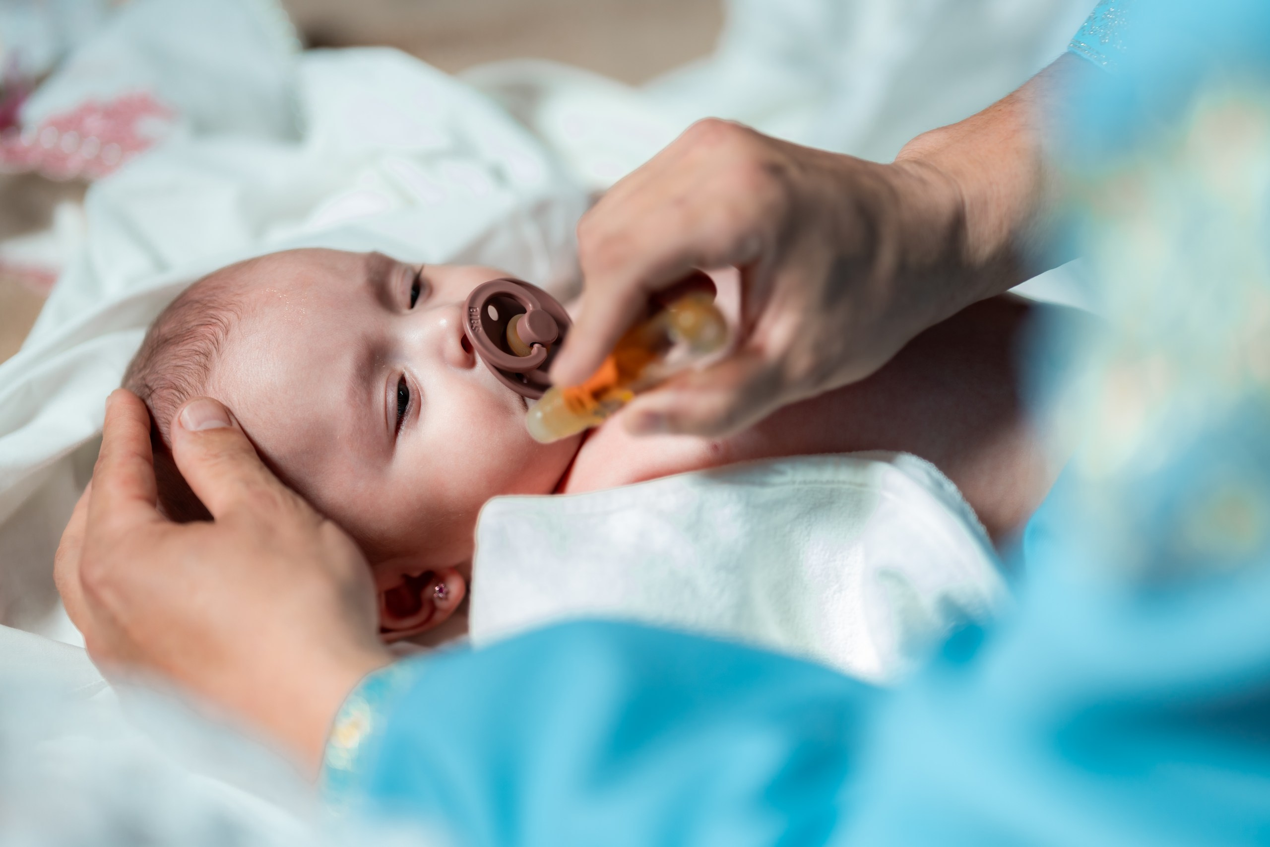 fotograf botez , fotografie botez Botoșani, fotograf Alin Chirilă, amintiri botez, fotografii botez, botez Miruna Parascheva, fotograf copii, fotografie botez în Botoșani-alt="botez , fotografie botez Alin Chirilă, amintiri botez, fotografii emoționante botez Botoșani"-- fotografii-botez-bebelus- amintiri-botez-micuț- moment-sfânt-crestinare- fotografie-emotionanta-botez- detalii-botez-bebelusi- parinti-fericiti-la-botez- fotograf-botez-profesionist- botez-in-biserica-ortodoxa- micuț-botezat-cu-emoție- zâmbete-și-lacrimi-la-botez- bebeluș-la-cristelniță- decor-botez-colorat- botez-cu-dragoste-și-credință- emotie-pura-la-botez- fotograf-botez-botosani- botez-iasi-suceava-fotograf- amintiri-nepretuite-botez-- Preotul ținându-l pe micuțul Mathias Gabriel la botez, în biserica Înălțarea Domnului, Copălău  - Detalii de la botezul lui Mathias – lumânare, trusou și icoană  - Familia lui Mathias Gabriel alături de micuț, în ziua botezului  - Portret emoționant cu mama și bebelușul în brațe, în biserică,fotograf profesionist evenimente Botoșani, Iași, Suceava, Fălticeni, Bacău, Pașcani, Roman - AlinoFotoStudio by Alin Chirilă - servicii foto nuntă, botez, cununie, ședințe foto creative, albume personalizate, fotografii emoționante și calitative pentru cele mai importante momente din viață,fotograf nuntă Botoșani Alin Chirilă,  ședință foto botez Iași - AlinoFotoStudio,  servicii fotograf profesionist evenimente Suceava,  fotograf cununie civilă Fălticeni - Alin Chirilă,  album foto nuntă personalizat Bacău.“Bebeluș botezat în biserică, ținut în brațe de nași”	•	“Detaliu cu lumânarea de botez decorată cu flori albe”	•	“Părinți emoționați alături de copilul lor la ceremonia de botez”	•	“Masa festivă de botez cu decor tematic și tort personalizat”	•	“Momentul în care preotul toarnă apă sfințită pe fruntea bebelușului”	“Bebeluș în rochie albă de botez, zâmbind în brațele mamei”	•	“Detaliu cu cruciulița de botez așezată pe o pernă de satin”	•	“Părinți și nași aprinzând lumânările în timpul ceremoniei de botez”	•	“Tort de botez decorat cu figurine tematice și numele copilului”	•	“Copil botezat dormind liniștit în pătuțul decorat festiv”	•	“Momentul în care preotul binecuvântează copilul în fața altarului”	•	“Invitați adunându-se în jurul mesei festive la petrecerea de botez”	•	“Bebeluș ținând în mână o jucărie personalizată primită la botez”	•	“Familie fericită pozând împreună după ceremonia de botez”	•	“Decor tematic cu baloane și flori la locația petrecerii de botez” fotograf Botoșani fotograf evenimente fotograf botez Alin Chirila fotograf alinofotostudio.fotograf botez Amelis Maria, fotografie botez Botoșani, fotograf Alin Chirilă, amintiri botez, fotografii botez, botez Amelis Maria, fotograf copii, fotografie botez în Botoșani,