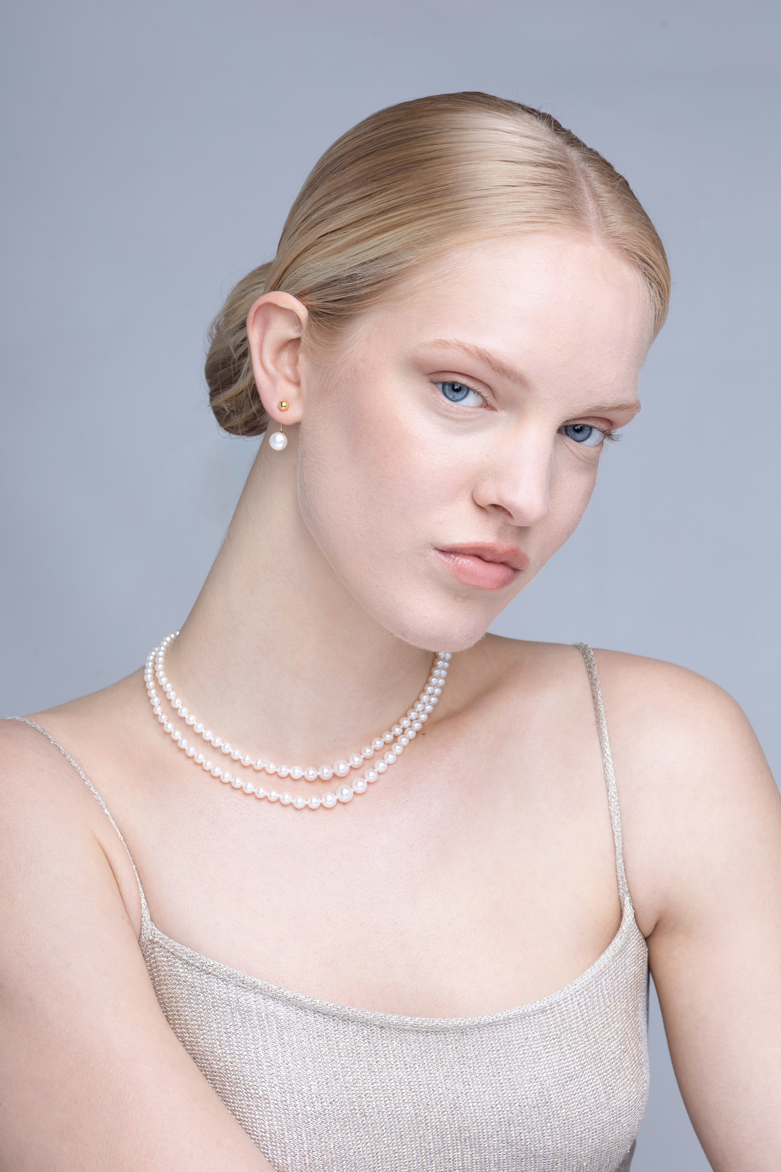 Séance photo studio Toulouse : modèle blonde aux yeux bleus et bijoux de créateur