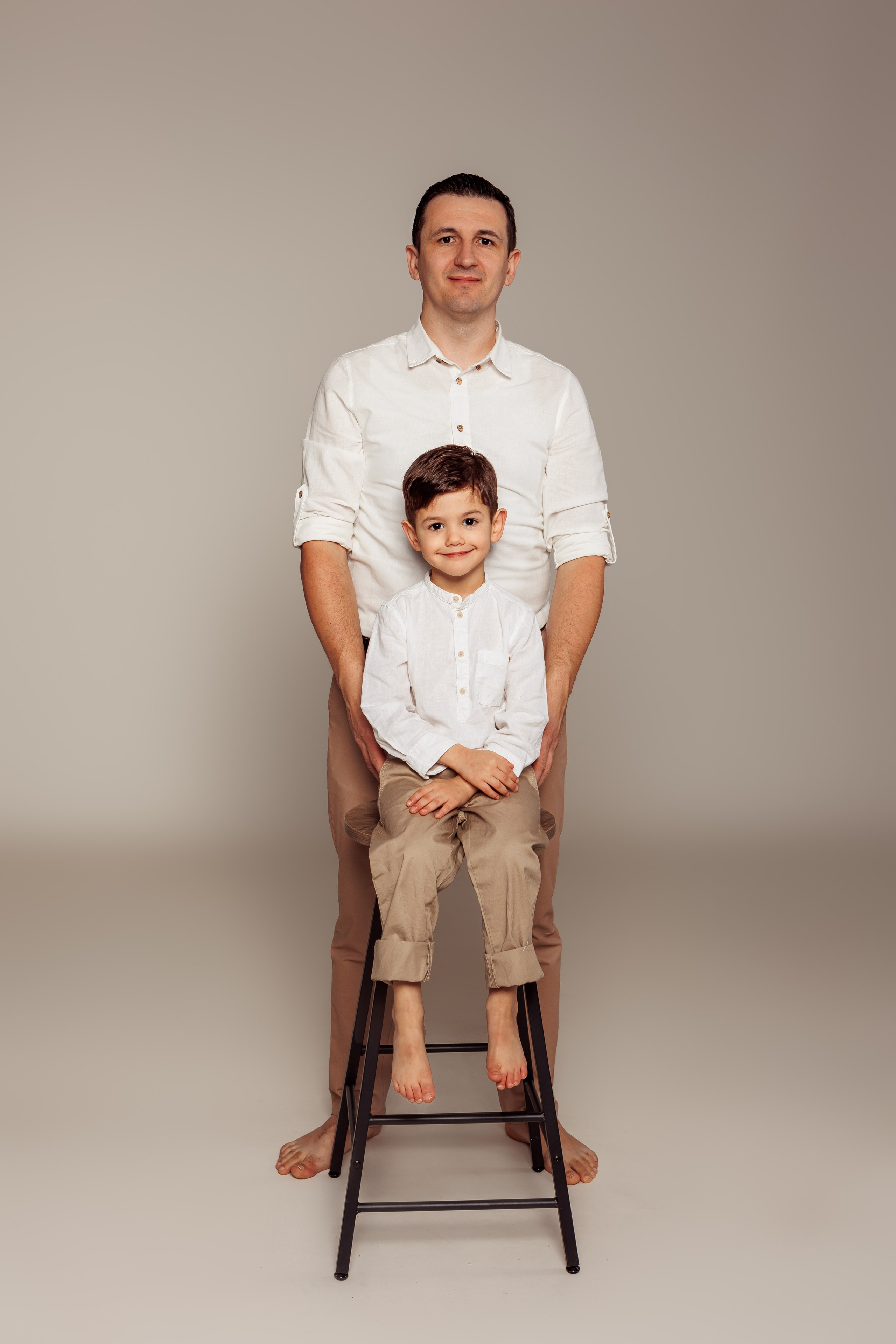 Familia Hudea - fotografii de studio. Cristina Andronache fotograf Brașov fotograf de familie fotograf de nunta Brașov