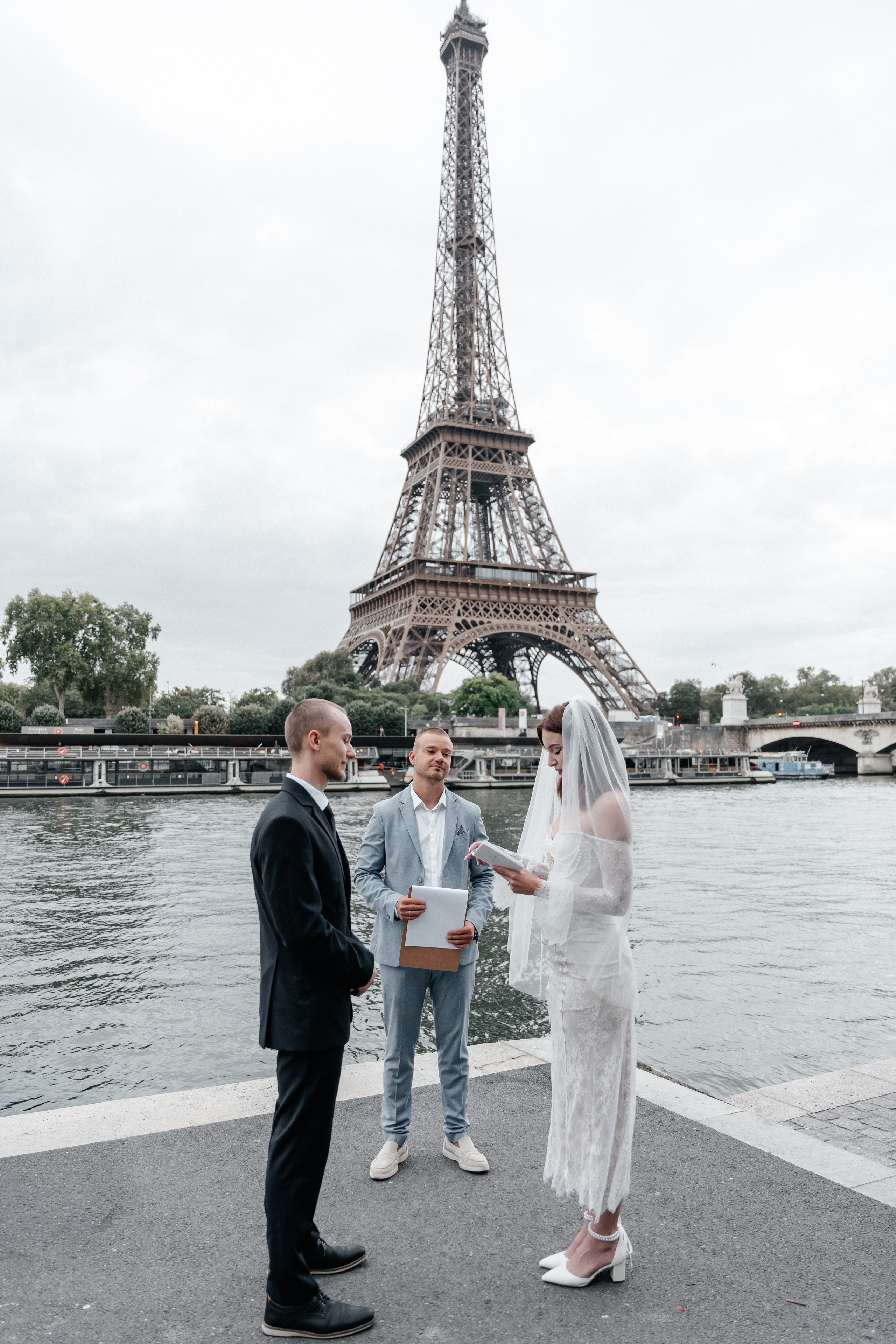 Wedding elopement. Wedding photographer in Paris Oksana Shum