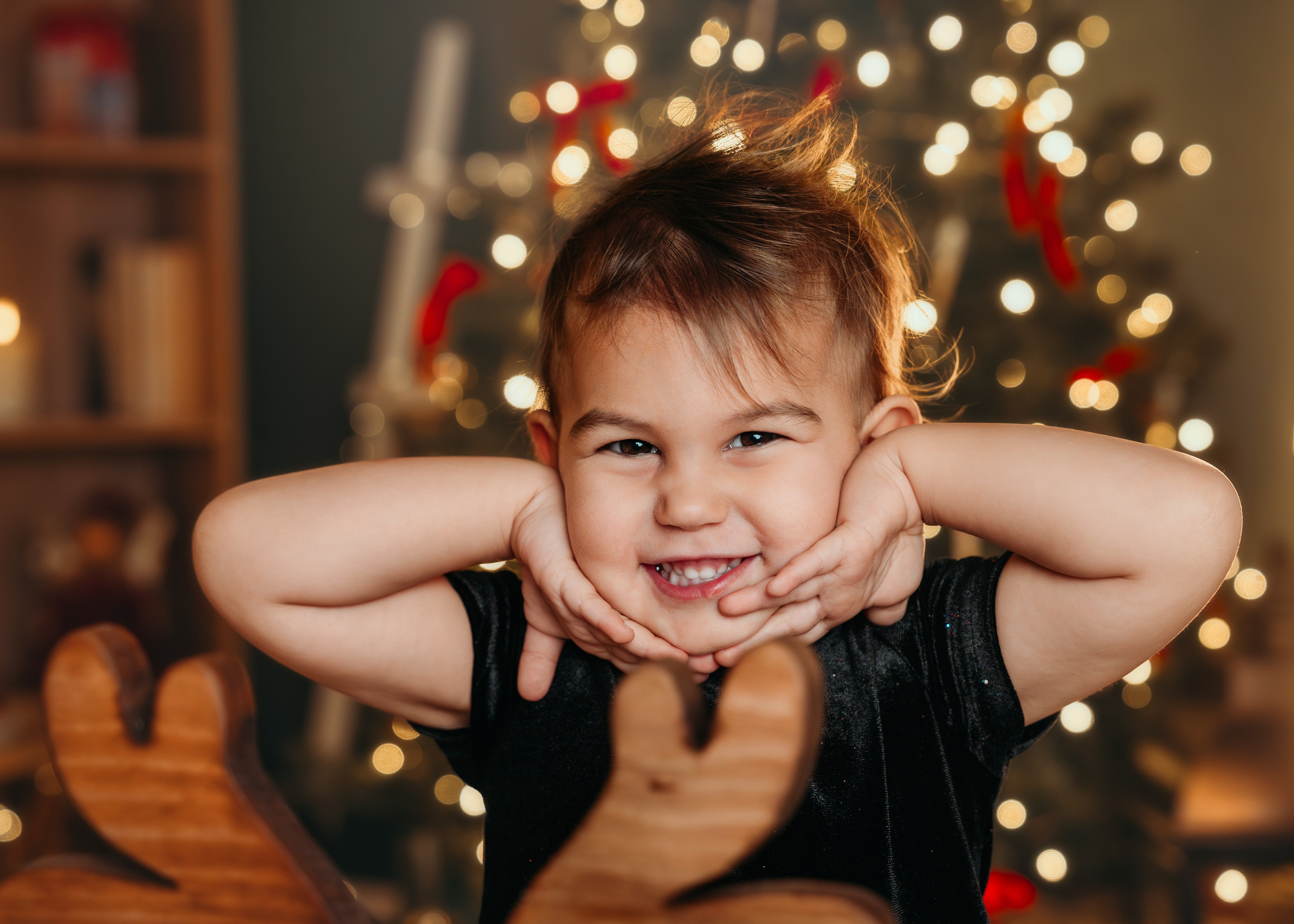 Profesionalne božićne fotografije dece na snežnoj novogodišnjoj scenografiji, Beograd.