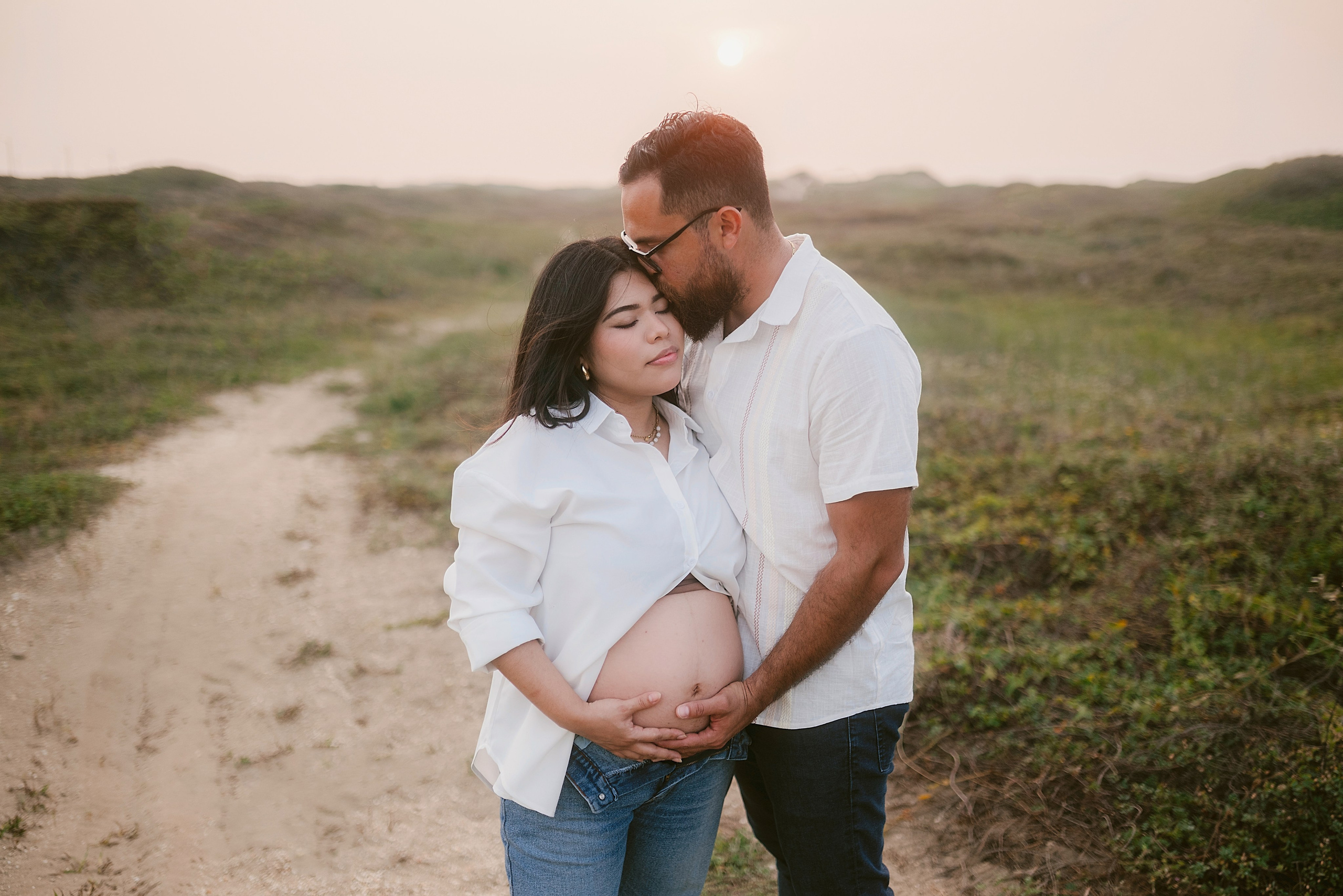 Maternity Pregnancy Session  Sesión embarazo Carlos RaGo Fotografía Pareja sentada durante sesión de maternidad exterior