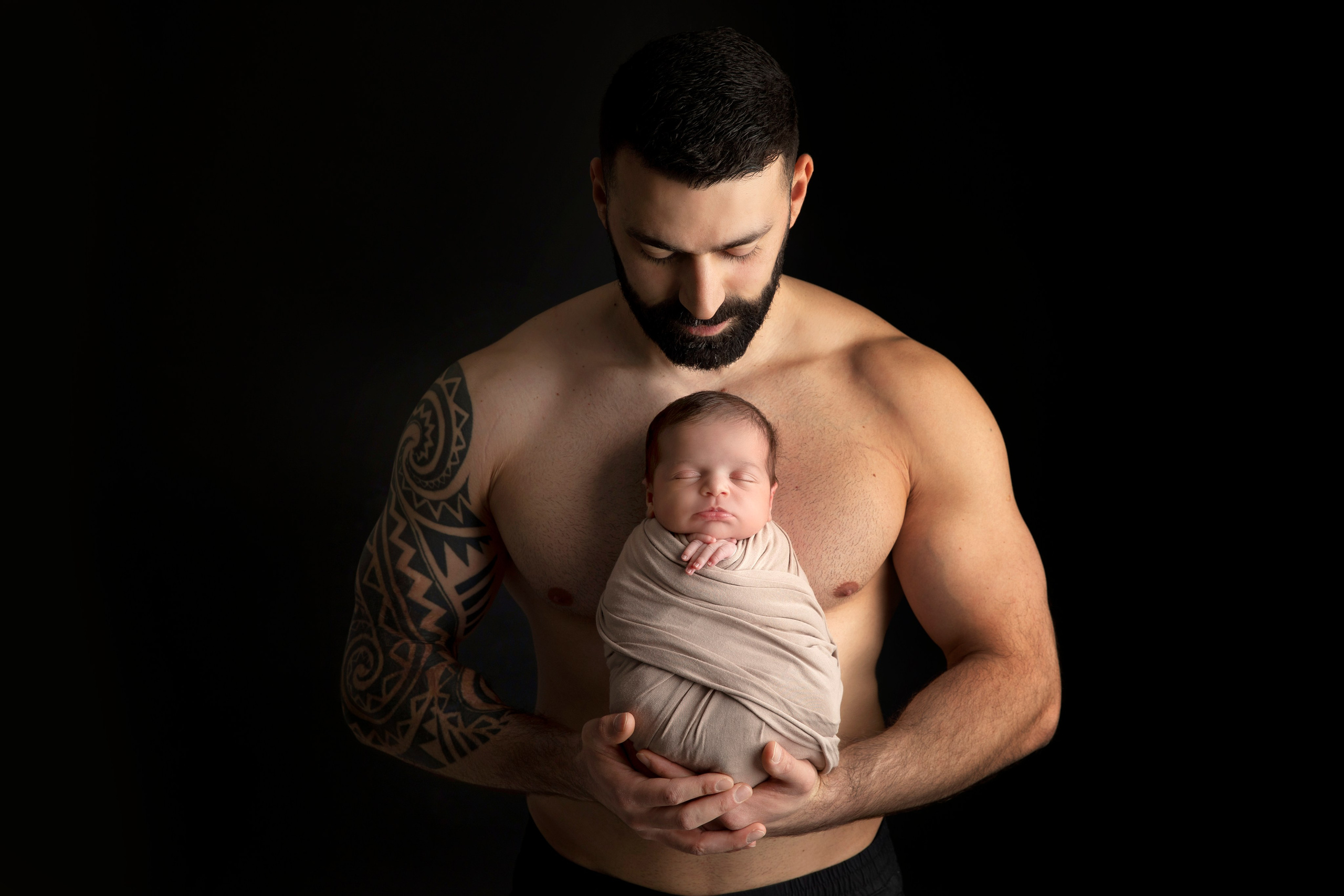 "Familjefotografi som visar föräldrar med deras nyfödda baby och äldre syskon. Bilden fångar den kärleksfulla och glada familjebanden samt den speciella stunden av att välkomna ett nytt familjemedlem."