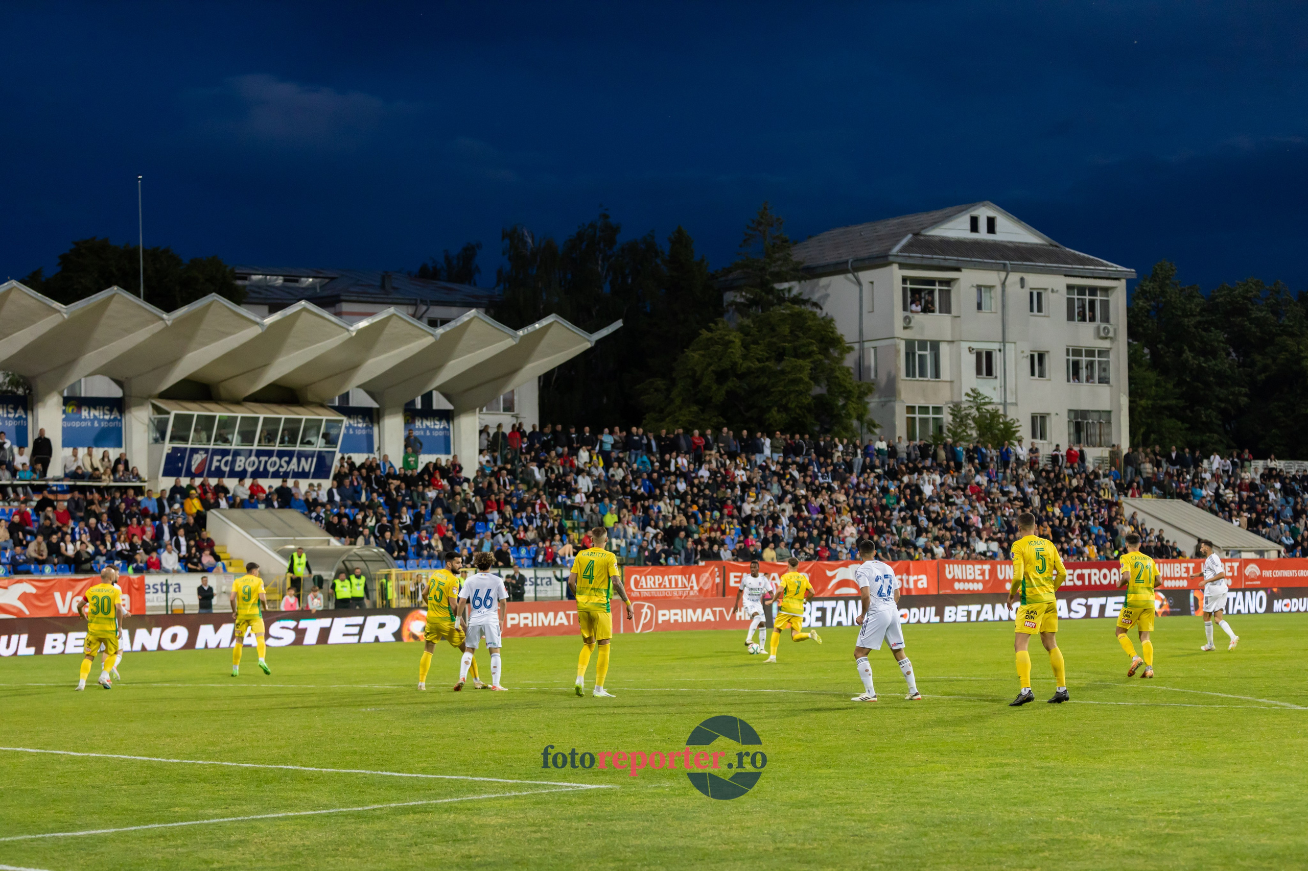 Galerie Foto: FC Botoșani vs. CS Mioveni - Pe 17 mai 2024, am fost martorii unei partide incredibile între FC Botoșani și CS Mioveni, în prima manșă a barajului pentru evitarea retrogradării. În fața unui stadion plin de emoție și speranță, echipa noastră a obținut o victorie importantă, cu un gol marcat de Aldair în minutul 93. 💪 *FC Botoșani 1-0 CS Mioveni*⚽️ Urmăriți momentele cheie ale meciului și bucuria suporterilor în această galerie foto! Pregătiți-vă pentru meciul de retur de pe 24 mai, când vom lupta din nou pentru a rămâne în prima ligă.#FCBotoșani #CSMioveni #BarajRetrogradare #ForzaBotoșani 
