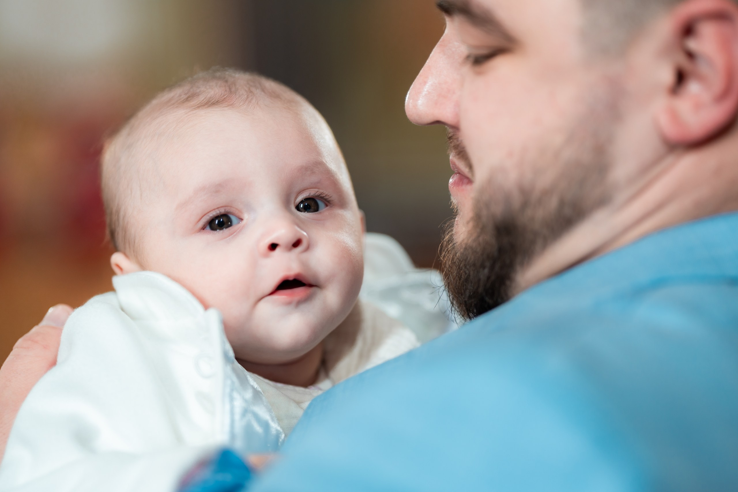 fotograf botez , fotografie botez Botoșani, fotograf Alin Chirilă, amintiri botez, fotografii botez, botez Miruna Parascheva, fotograf copii, fotografie botez în Botoșani-alt="botez , fotografie botez Alin Chirilă, amintiri botez, fotografii emoționante botez Botoșani"-- fotografii-botez-bebelus- amintiri-botez-micuț- moment-sfânt-crestinare- fotografie-emotionanta-botez- detalii-botez-bebelusi- parinti-fericiti-la-botez- fotograf-botez-profesionist- botez-in-biserica-ortodoxa- micuț-botezat-cu-emoție- zâmbete-și-lacrimi-la-botez- bebeluș-la-cristelniță- decor-botez-colorat- botez-cu-dragoste-și-credință- emotie-pura-la-botez- fotograf-botez-botosani- botez-iasi-suceava-fotograf- amintiri-nepretuite-botez-- Preotul ținându-l pe micuțul Mathias Gabriel la botez, în biserica Înălțarea Domnului, Copălău  - Detalii de la botezul lui Mathias – lumânare, trusou și icoană  - Familia lui Mathias Gabriel alături de micuț, în ziua botezului  - Portret emoționant cu mama și bebelușul în brațe, în biserică,fotograf profesionist evenimente Botoșani, Iași, Suceava, Fălticeni, Bacău, Pașcani, Roman - AlinoFotoStudio by Alin Chirilă - servicii foto nuntă, botez, cununie, ședințe foto creative, albume personalizate, fotografii emoționante și calitative pentru cele mai importante momente din viață,fotograf nuntă Botoșani Alin Chirilă,  ședință foto botez Iași - AlinoFotoStudio,  servicii fotograf profesionist evenimente Suceava,  fotograf cununie civilă Fălticeni - Alin Chirilă,  album foto nuntă personalizat Bacău.“Bebeluș botezat în biserică, ținut în brațe de nași”	•	“Detaliu cu lumânarea de botez decorată cu flori albe”	•	“Părinți emoționați alături de copilul lor la ceremonia de botez”	•	“Masa festivă de botez cu decor tematic și tort personalizat”	•	“Momentul în care preotul toarnă apă sfințită pe fruntea bebelușului”	“Bebeluș în rochie albă de botez, zâmbind în brațele mamei”	•	“Detaliu cu cruciulița de botez așezată pe o pernă de satin”	•	“Părinți și nași aprinzând lumânările în timpul ceremoniei de botez”	•	“Tort de botez decorat cu figurine tematice și numele copilului”	•	“Copil botezat dormind liniștit în pătuțul decorat festiv”	•	“Momentul în care preotul binecuvântează copilul în fața altarului”	•	“Invitați adunându-se în jurul mesei festive la petrecerea de botez”	•	“Bebeluș ținând în mână o jucărie personalizată primită la botez”	•	“Familie fericită pozând împreună după ceremonia de botez”	•	“Decor tematic cu baloane și flori la locația petrecerii de botez” fotograf Botoșani fotograf evenimente fotograf botez Alin Chirila fotograf alinofotostudio.fotograf botez Amelis Maria, fotografie botez Botoșani, fotograf Alin Chirilă, amintiri botez, fotografii botez, botez Amelis Maria, fotograf copii, fotografie botez în Botoșani,