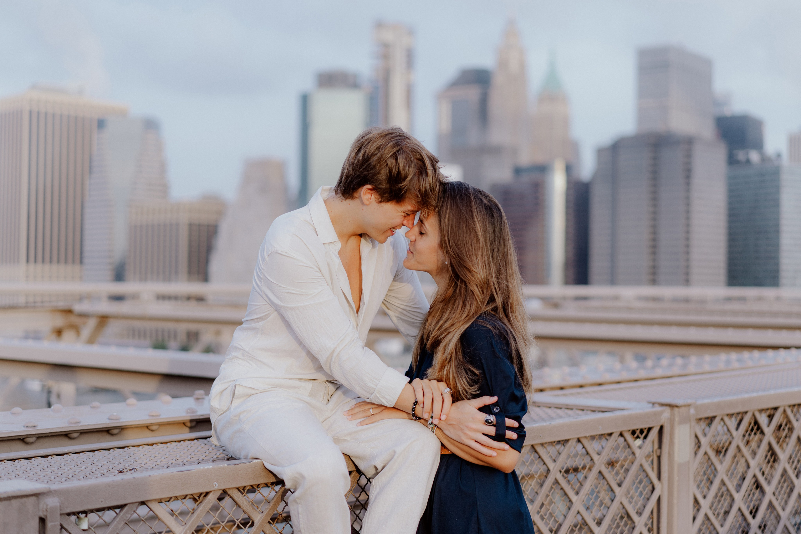Couple in Dumbo and on the Brooklyn Bridge. Videographer and photographer in New York // MAKAROV.VIDEO