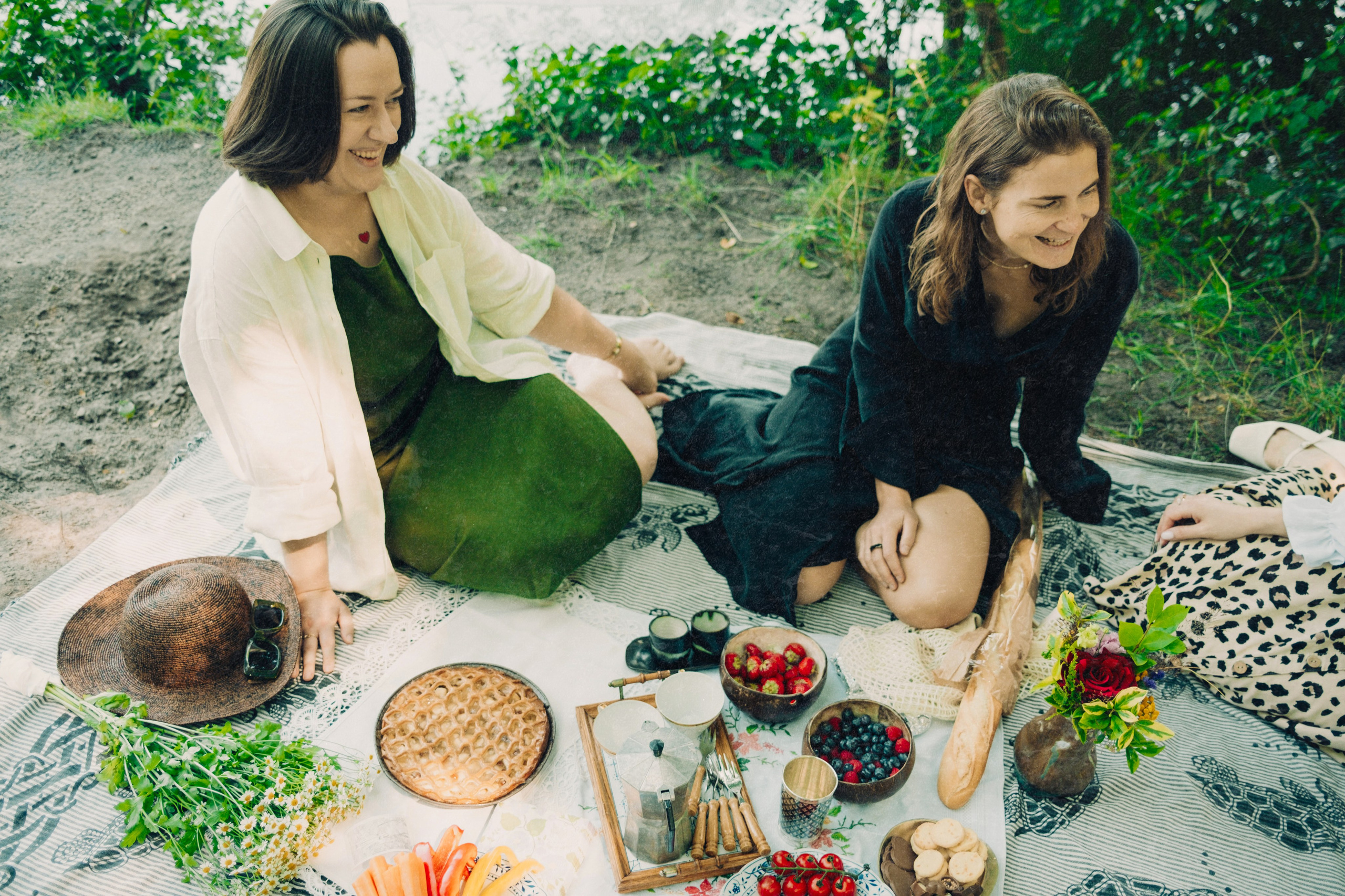 Girls Picnic on the lake. Professional Photographer in Berlin — Portraits, Love Story, Events, F