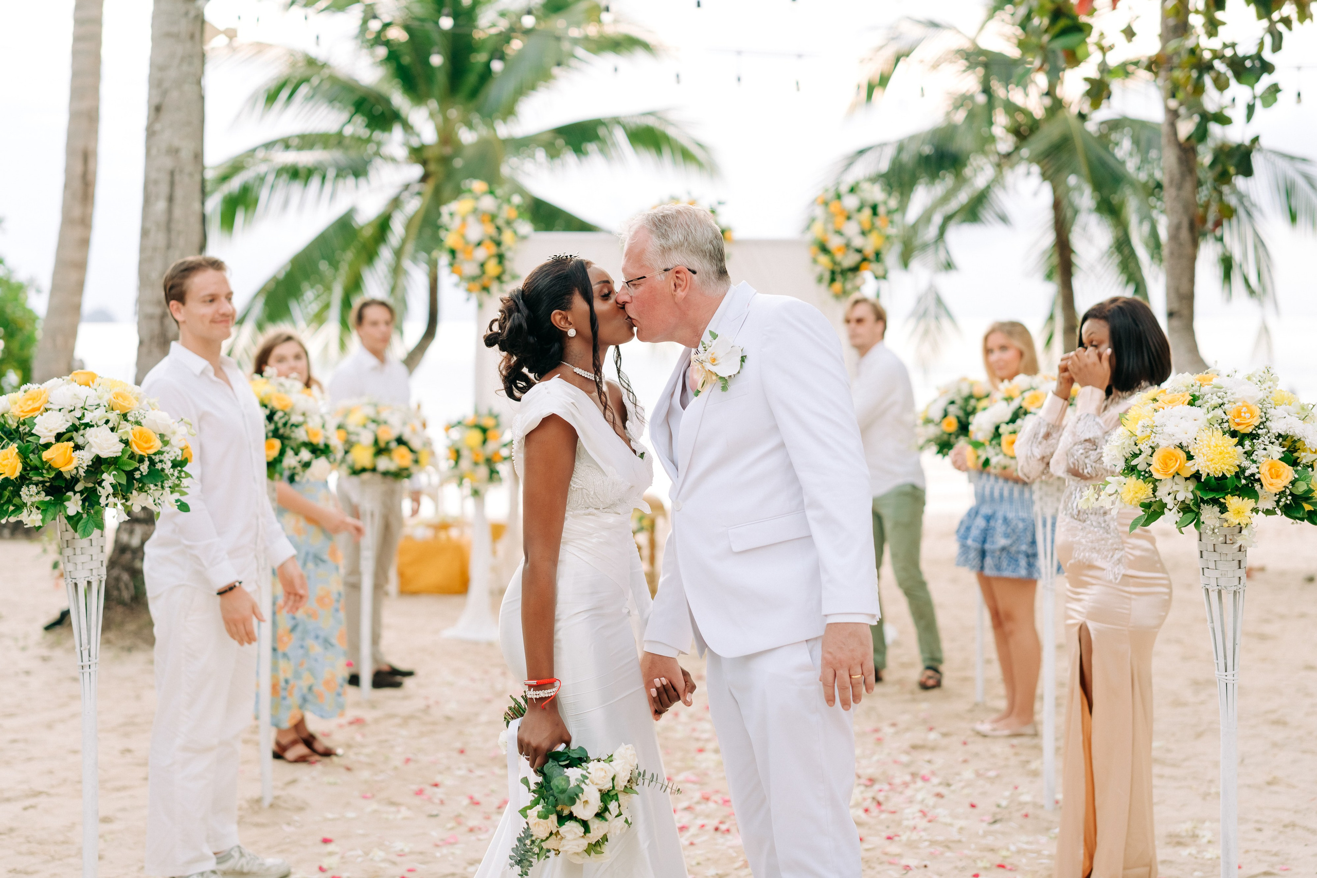 With guests. Буддийская свадебная церемония на Самуи, Таиланд