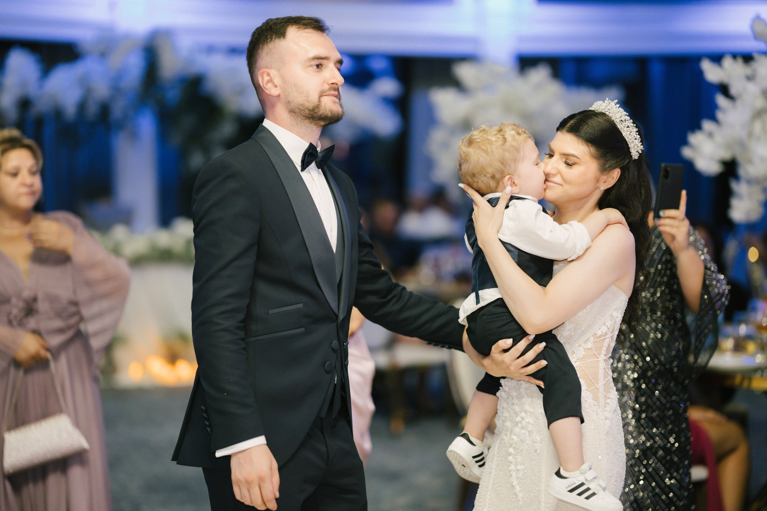 1. Mireasa Adriana în timpul pregătirilor de nuntă în Tudora Botoșani2. Costumul mirelui Ionuț fotografiat artistic în ziua nunții3. Prietenii mirelui la tradițiile de nuntă în Tudora4. Bărbieritul mirelui în cadrul obiceiurilor tradiționale de nuntă5. Fotografii de familie la biserică în ziua nunții6. Portret de familie cu mirii și copilul lor la nunta din Botoșani7. Primul dans al mirilor la Mariage Dor Baisa Botoșani8. Decor elegant de nuntă la Mariage Dor Baisa9. Emoții și tradiții la nunta din Tudora județul Botoșani10. Fotograf profesionist de nuntă în Botoșani surprinzând momente autentice - otograf-nunta-botosanifotograf-evenimente-botosanifotograf-profesionist-botosanifotograf-nunta-tudoranunta-tudora-botosanisedinta-foto-nunta-botosanipoze-nunta-botosanifotografii-nunta-tudorafotograf-cununie-religioasa-botosanibiserica-sfintii-imparati-constantin-si-elena-tudoramariage-dor-baisa-botosanirestaurant-nunta-botosanidansul-mirilor-mariage-dorpregatiri-mire-botosanipregatiri-mireasa-botosanitraditii-nunta-moldovaobiceiuri-nunta-tudorafotograf-familie-nunta-botosaniportret-miri-botosanigalerie-foto-nunta-botosanialbum-foto-nunta-botosaninunta-eleganta-botosaninunta-cu-traditii-botosanifotograf-premium-nunta-botosaniservicii-foto-video-botosanipoveste-de-nunta-botosanifotograf-documentar-nuntafotograf-natural-emotionalmiri-ionut-si-adriananunta-autentica-tudora -otograf-nunta-botosanifotograf-nunta-tudoranunta-tudora-botosanifotograf-evenimente-botosanifotograf-profesionist-botosaniservicii-foto-video-botosanigalerie-foto-nunta-botosanialbum-foto-nunta-botosani - nunta-autentica-botosaninunta-cu-traditii-botosanipoveste-de-nunta-botosanifotografii-emotionante-nuntamomente-autentice-nuntafotografie-documentara-nuntafotograf-natural-nunta- pregatiri-miri-tudorabiserica-tudora-botosanicununie-religioasa-tudoramariage-dor-baisa-botosanipetrecere-nunta-botosanivalsul-mirilor-botosani - alino-foto-studio-botosaniionut-si-adriana-nunta-tudorafotograf-alin-chirila-botosani