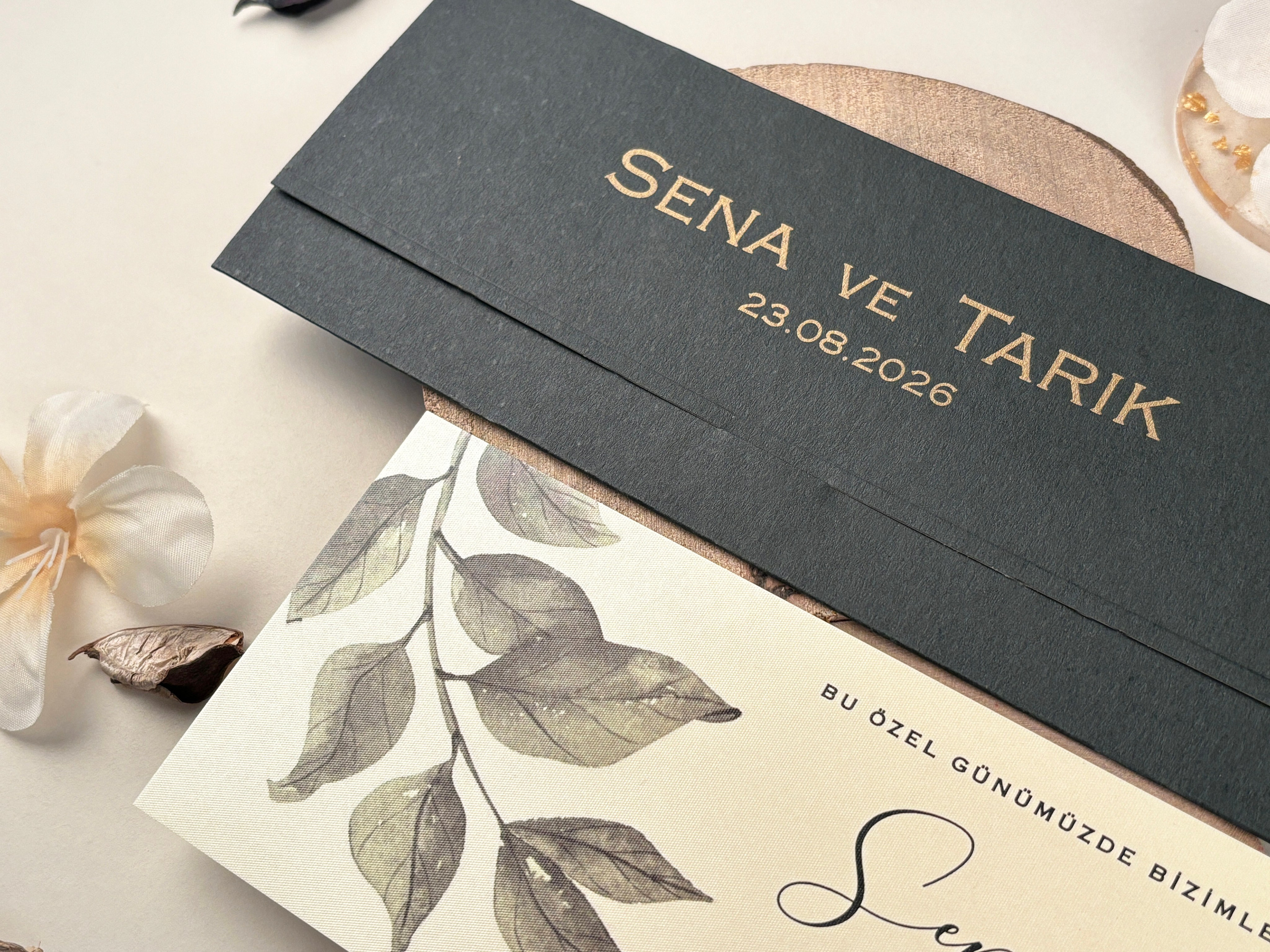 COD-85859 / 5,20 LEI (Prețul include tipărirea ) + 2 LEI TIPĂRIRE PLIC (Opțional ) + 3 LEI SIGILIU CEARĂ (Opțional). DIMENSIUNE	22,9 cm x 8,5 cm.  SUPRAFATA DE TIPARIRE	22,9 cm x 8,5 cm.  Cu un model cu frunze in partea stanga, aceasta invitatie de nunta poate reprezenta decorul perfect pentru textul de nunta ales si personalizat de dvs. Invitatia de nunta este confectionata dintr-un carton putin lucios si va fi introdusa intr-o piesa tip buzunar care prezinta un mic decupaj cu rol de inchidere. Invitatia de nunta nu contine plic model clasic. Invitații Elegante și Refined: Catalogul Ellite | Nunta, Petreceri, Evenimente Corporate.- invitații nuntă  - modele invitații nuntă  - invitații nuntă 2025  - invitații de nuntă elegante  - invitații de nuntă personalizate  - invitații nuntă online  - invitații nuntă handmade  - catalog invitații nuntă  - invitații originale nuntă  - invitații de nuntă moderne  - invitații nuntă vintage  - invitații nuntă rustice  - invitații nuntă clasice  - design invitații nuntă  - invitații de nuntă cu tematică.- invitații nuntă florale  - invitații nuntă boho  - invitații nuntă aurii  - invitații nuntă minimaliste  - invitații nuntă cu sigiliu  - invitații nuntă cu acuarelă  - invitații nuntă cu fotografie  - invitații nuntă cu inițiale  - invitații nuntă elegante alb-negru  - invitații nuntă cu hârtie texturată  - invitații nuntă cu decupaj laser  - invitații nuntă cu flori uscate. - print invitații nuntă  - invitații nuntă personalizate cu numele mirilor  - invitații nuntă cu plic inclus  - invitații nuntă cu cartolină dublă  - invitații nuntă calitate premium  - invitații nuntă ieftine  - invitații nuntă rapide.- invitații nuntă România  - invitații nuntă București / Botoșani . Iași suceava- invitații nuntă cu livrare în țară  - invitații nuntă online România.- „Invitație de nuntă elegantă cu design floral și plic crem”  - „Model de invitație de nuntă vintage cu sigiliu de ceară”  - „Set complet invitații de nuntă personalizate cu inițialele mirilor”  - „Invitație de nuntă modernă cu design minimalist și text negru pe fundal alb”  - „Invitație de nuntă rustică pe hârtie kraft cu șnur de iută”  - „Invitație de nuntă cu decupaj laser și detalii aurii” - „Invitație de nuntă în stil boho cu imprimeu floral colorat”  - „Invitație romantică de nuntă cu flori uscate și panglică din satin”  - „Invitație de nuntă clasică cu monogramă și font caligrafic”  - „Invitație de nuntă în stil glamour cu folie aurie și text embosat”- „Model de invitație de nuntă 2025 cu design elegant și font modern”  - „Cele mai noi invitații de nuntă 2025 – stil floral, sofisticat”