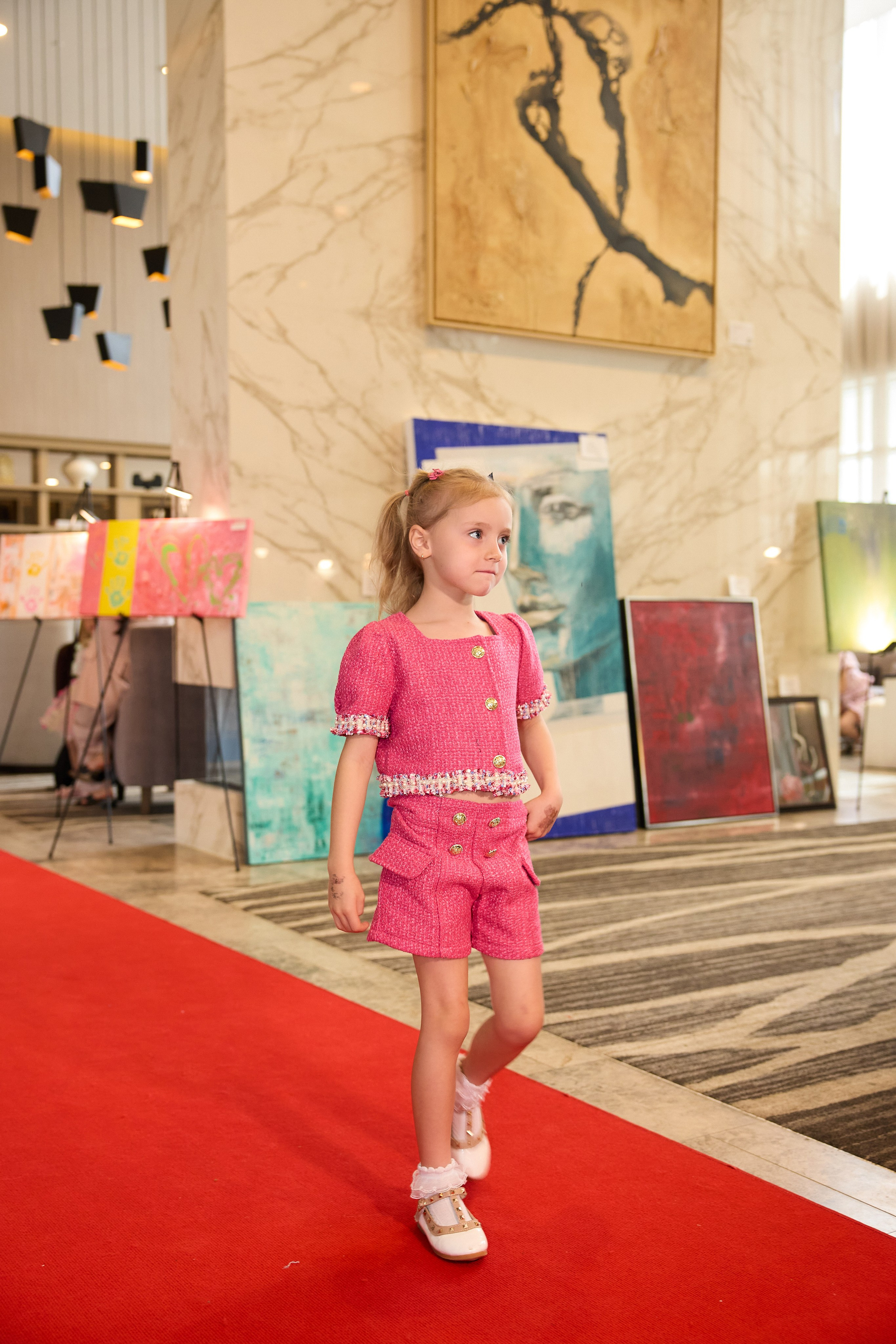 Авторская благотворительная художественная выставка Дианы Бортник. Фотограф Юлия Маковеева