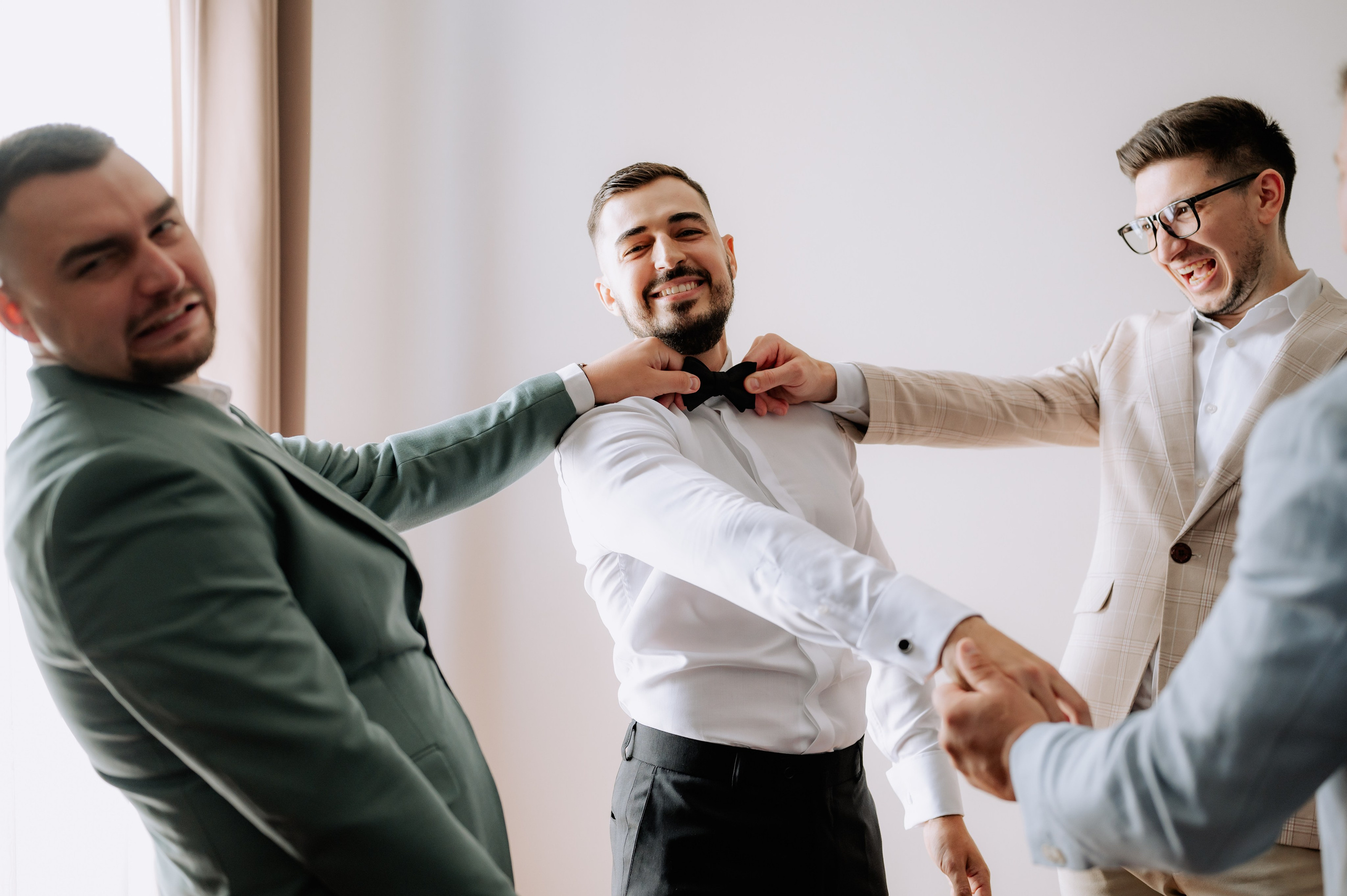 Cununie civila in aer liber , artificii de zi colorate , decor nunta , nunta la Hotel Traian. Proud Vision Weddings | Wedding Photography & Film — Servicii profesionale Foto Video Nunta Iasi