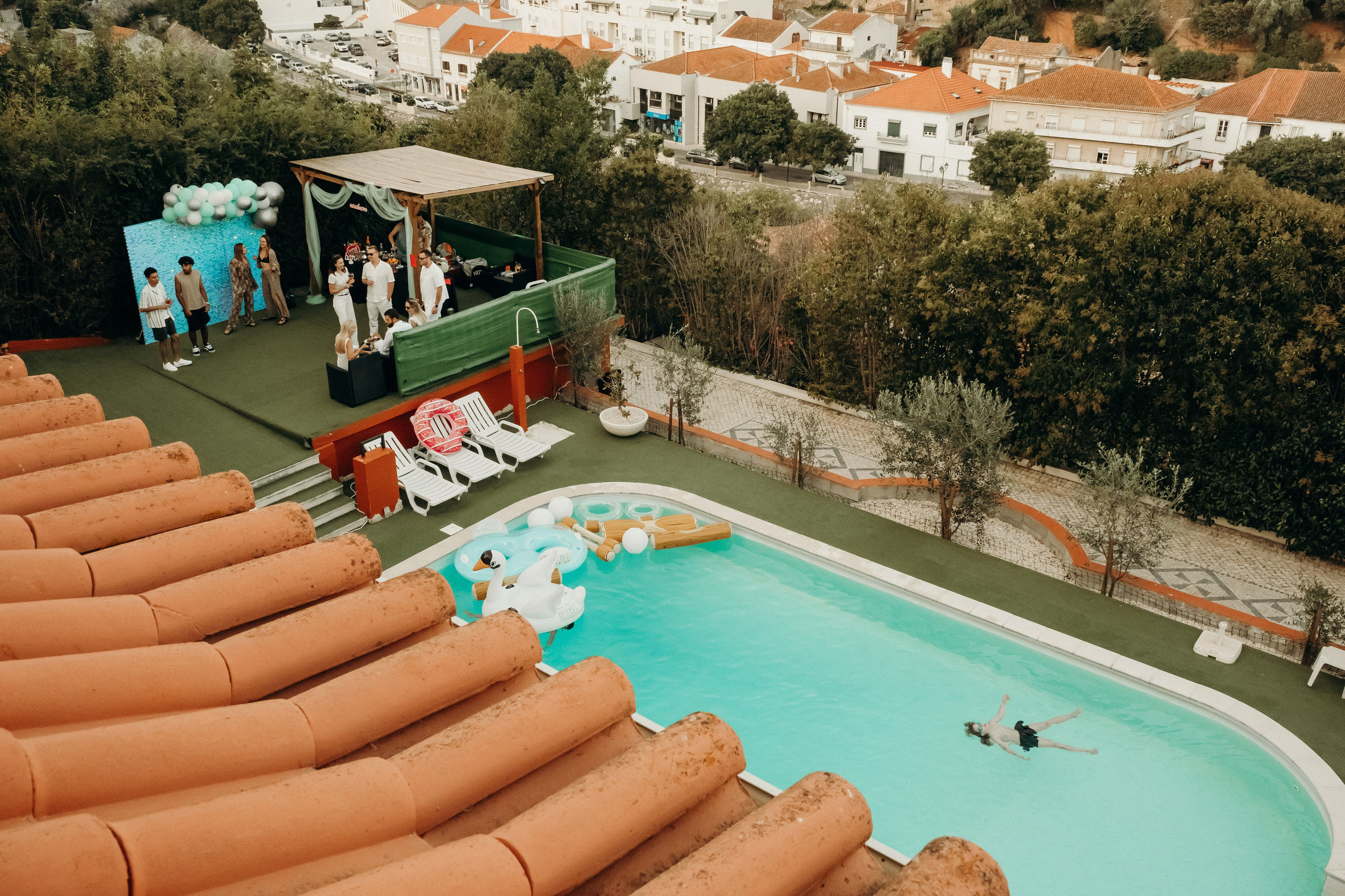 Pool party in  High Villa.  Cascais Sintra Lisbon. Валерія Сичова. Сімейний та репортажний фотограф в Португаліі