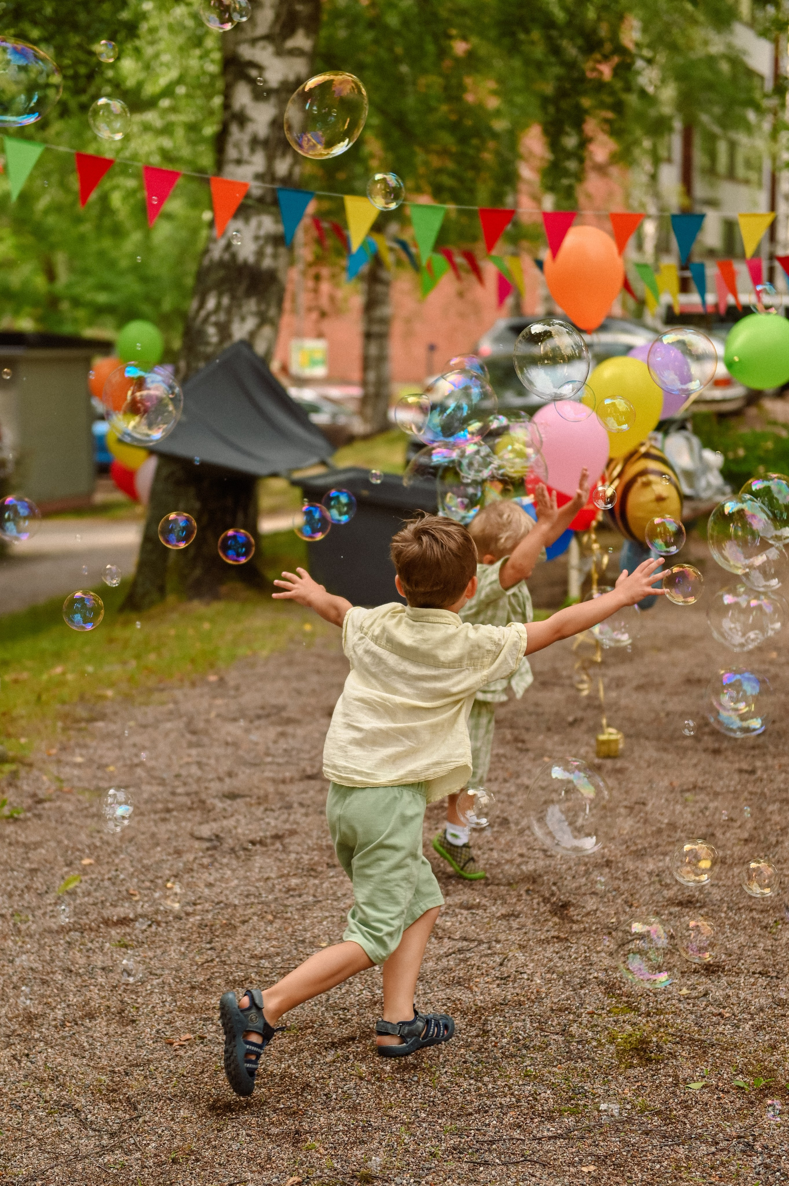 Праздник во дворе дома. Детский и семейный фотограф в финляндии дина пулкка. контент фотограф