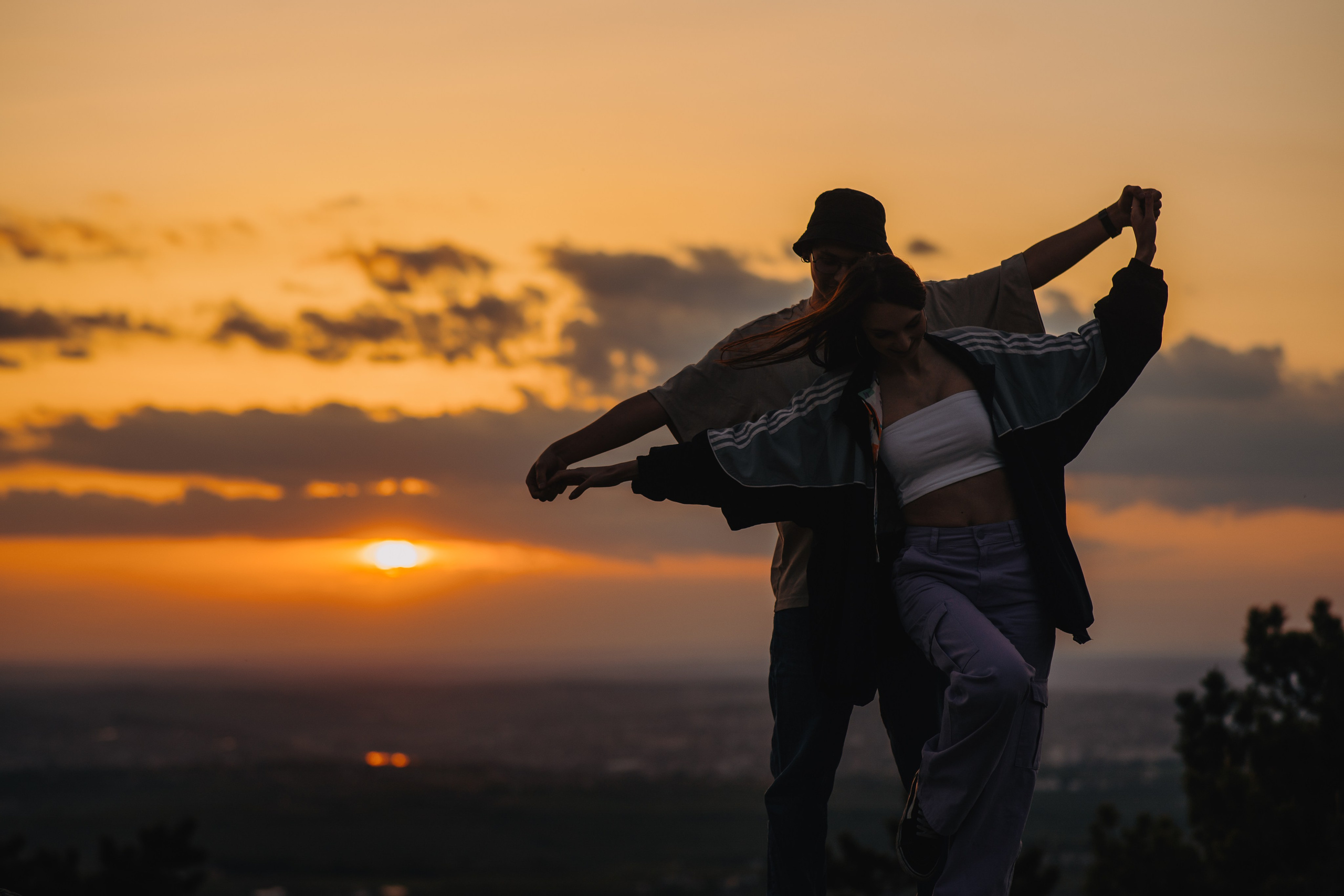 Sedinta foto la apus de primavara, copaci infloriti primavara. Proud Vision Weddings | Wedding Photography & Film — Servicii profesionale Foto Video Nunta Iasi