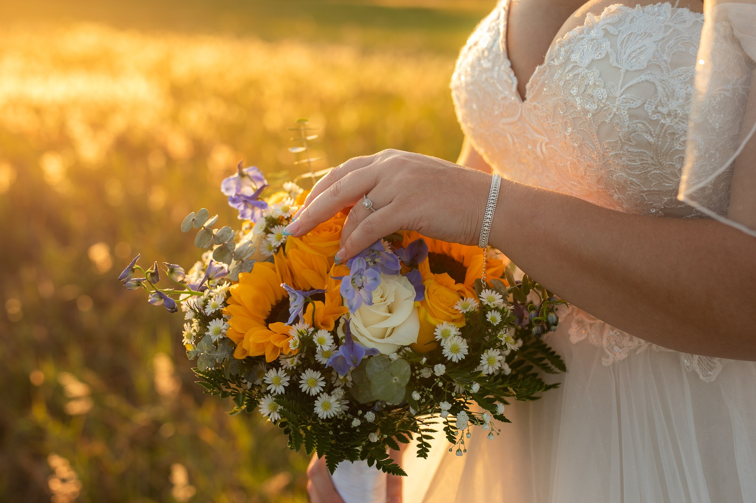 букет невесты в закатном солнце