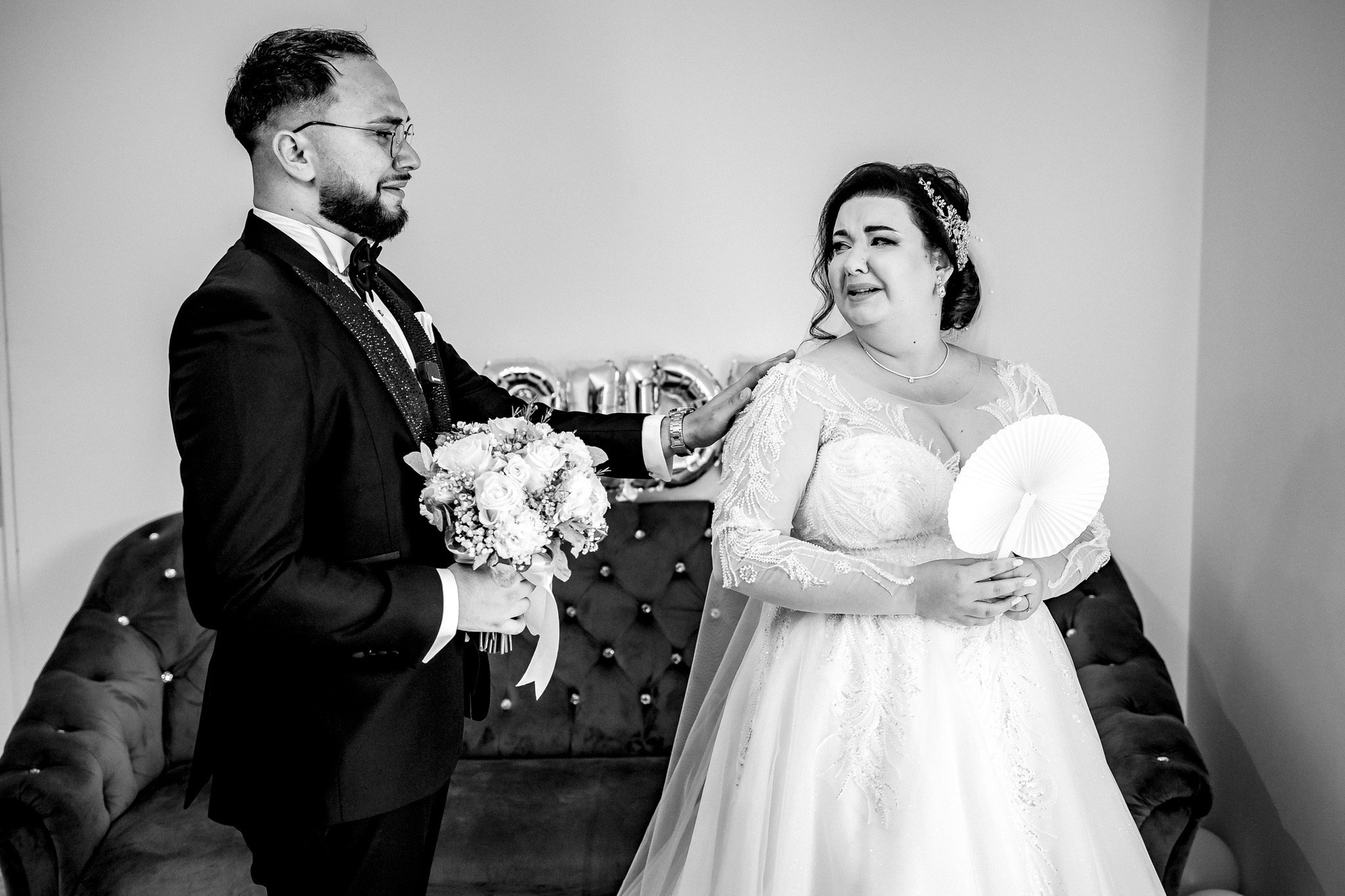Ședință foto într-un câmp cu maci lângă Arad – locație superbă pentru fotografii de cuplu, familie și nunți. Videograf Arad | Filmări Nuntă & Video Business | Casian Tîrzuman
