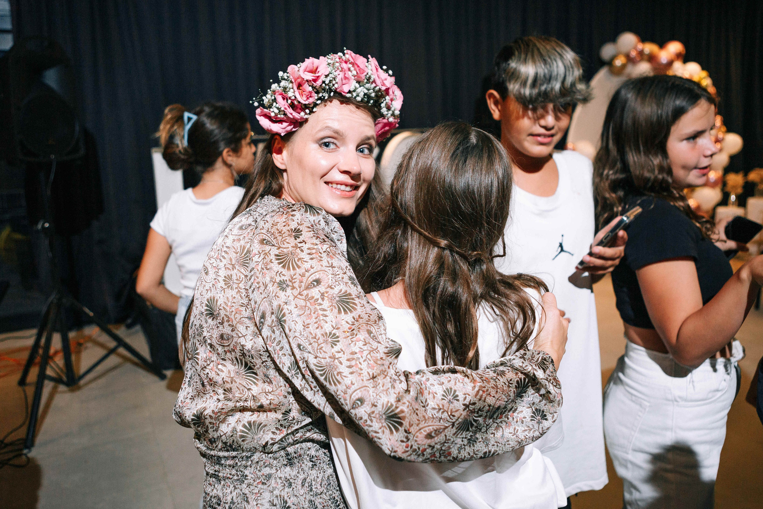 PARTY WITH FRIENDS. Https://shi-photo.com/