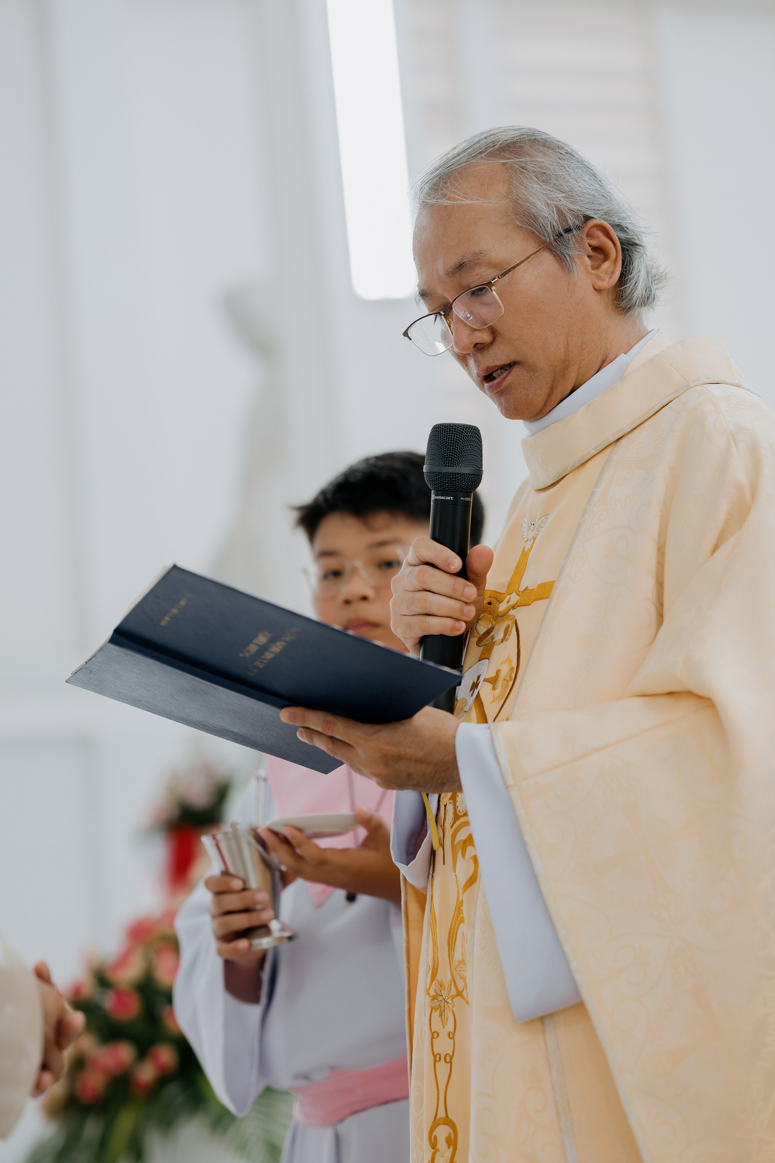 Church Wedding / TRANG & TUONG. Saigon Wedding Present | Art Beyond Moments