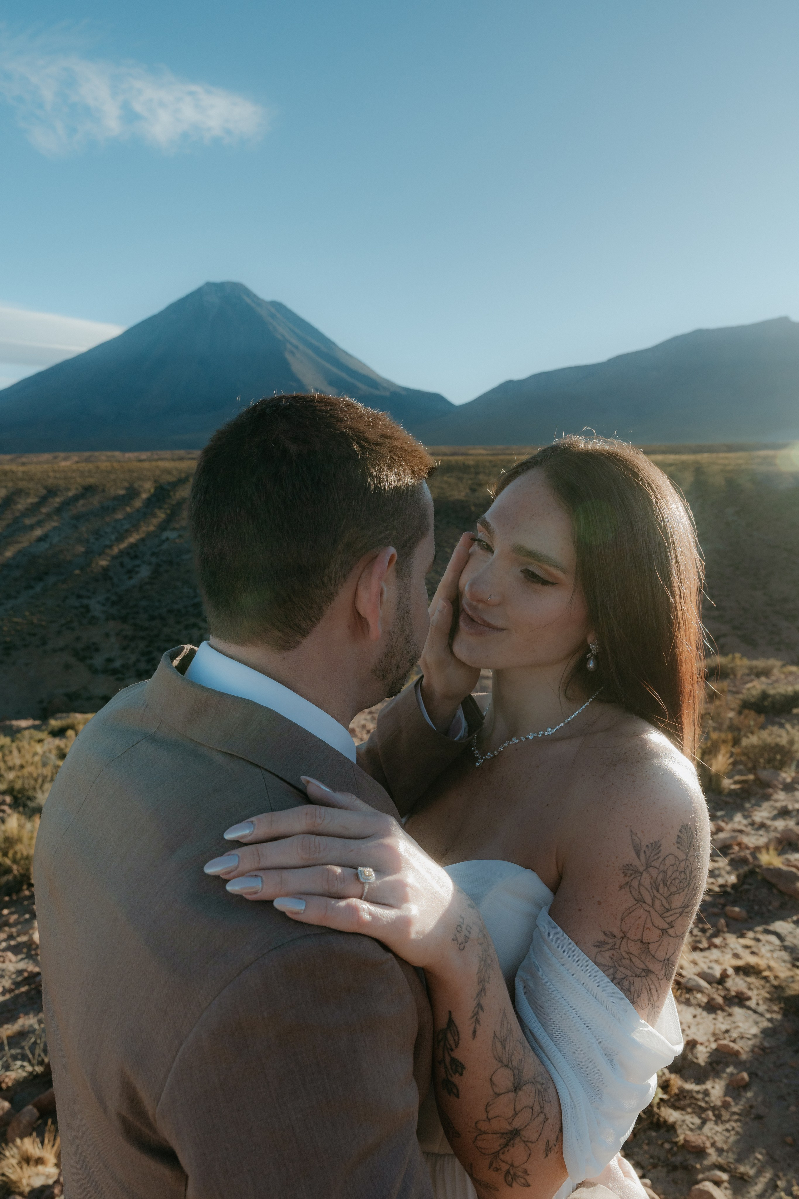 Pre-wedding no mirante do vulcão Licancabur. Photographer in San Pedro de Atacama
