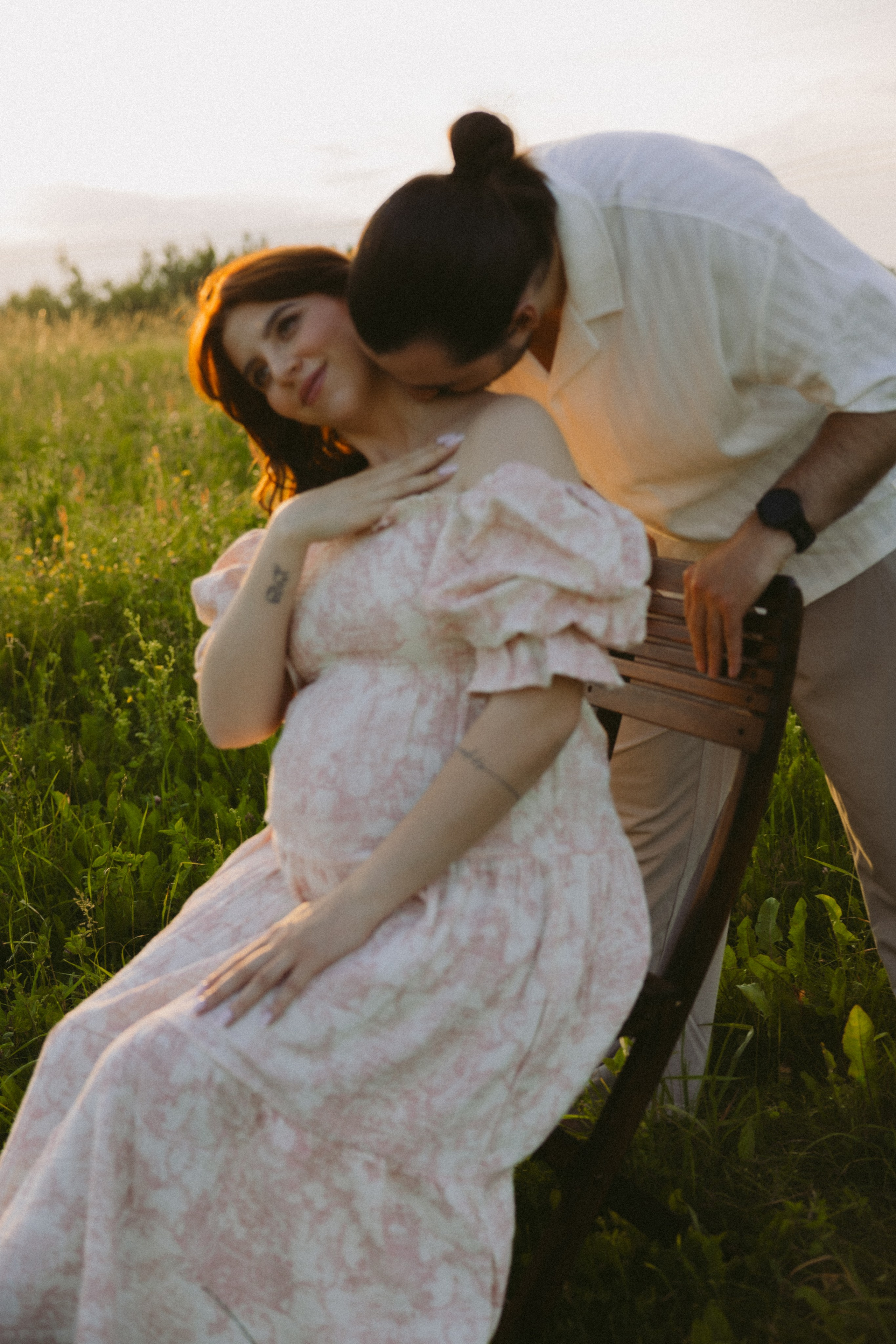 Lera & Maksim | laukimo fotosesija pievoje saulei besileidžiant. Vestuvių ir šeimų fotografė Lena Bondarenko / belove photo