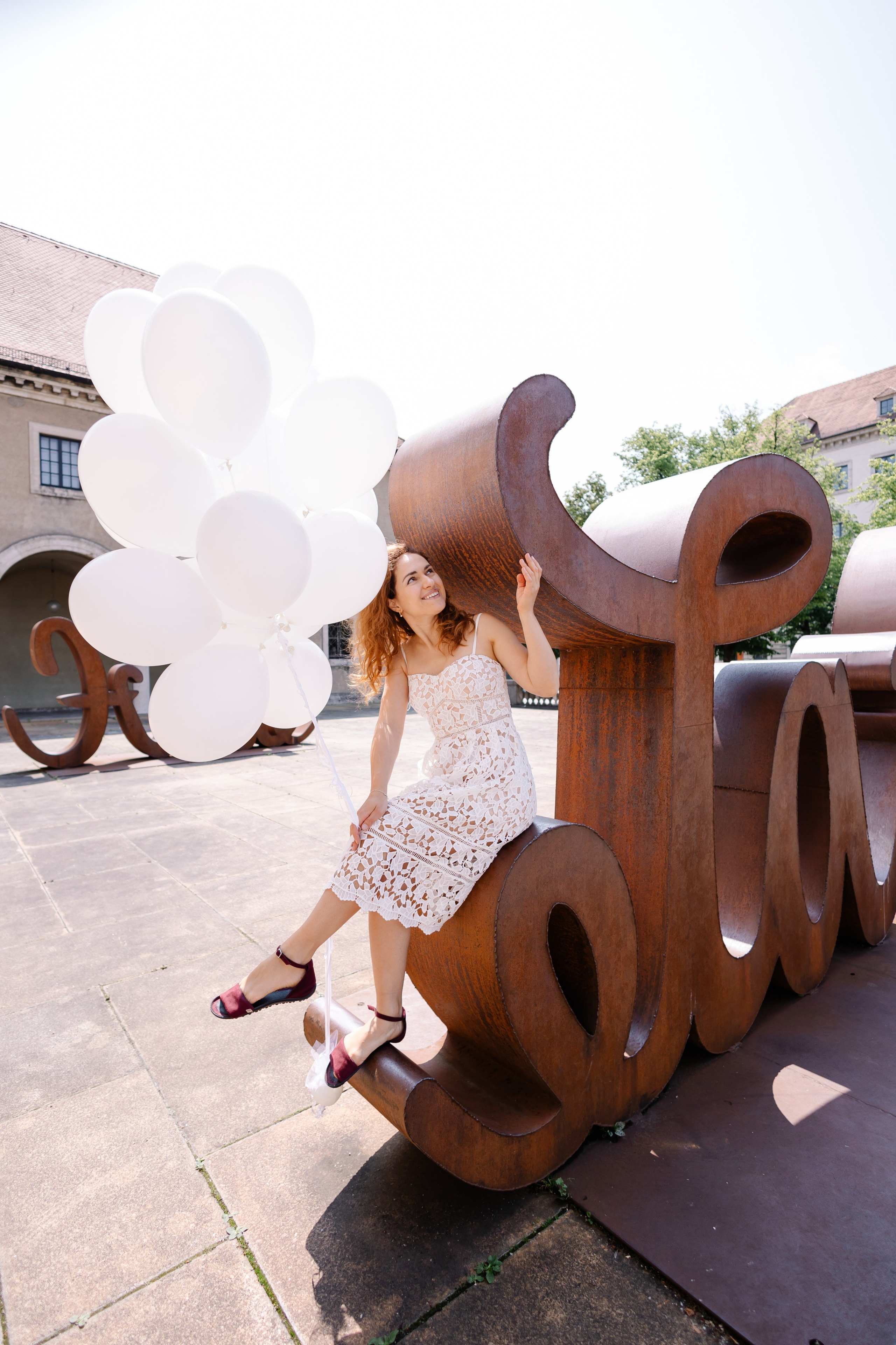 Fotominis mit weißen Luftballons im Herzen Münchens. Familien- und Kinderfotografin Katerina Vlasenko, München
