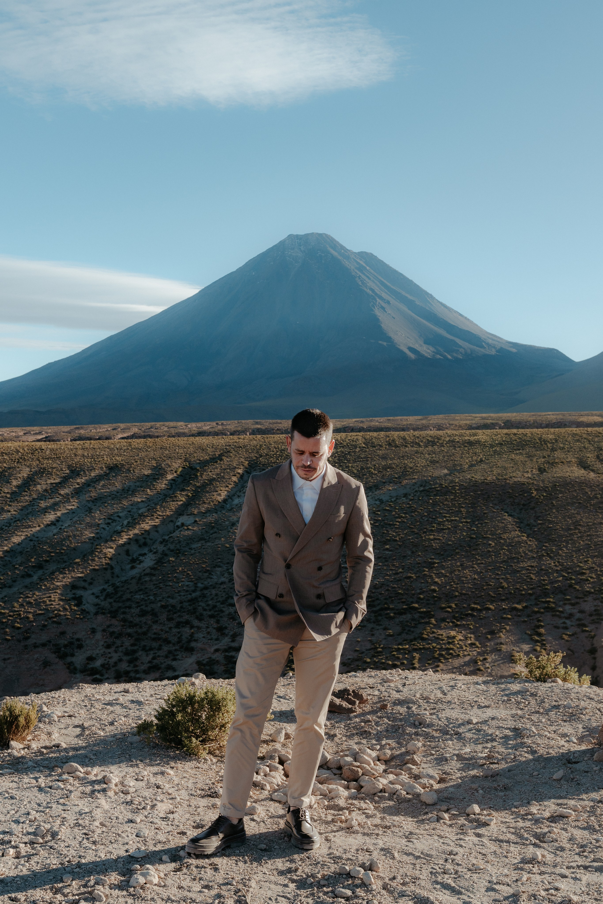 Pre-wedding no mirante do vulcão Licancabur. Photographer in San Pedro de Atacama