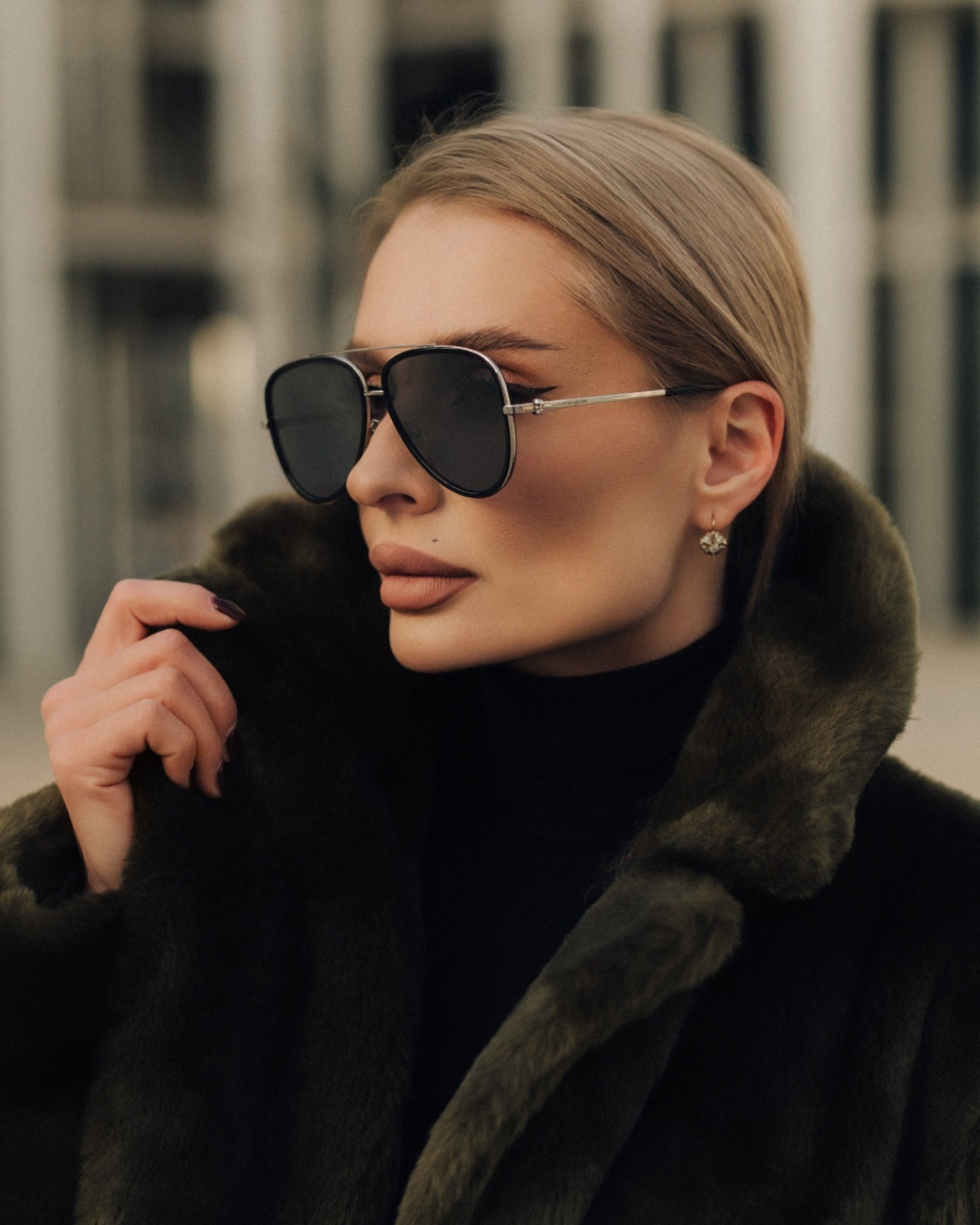Golden Hour Portrait in Leipzig. Elegant Woman in Fur Coat&Suit. Timeless Photography by Kristina Kozheltsova. Kristina Kozheltsova- Soulful Portrait&Lifestyle&Love Story Photographer in Leipzig, Germany
