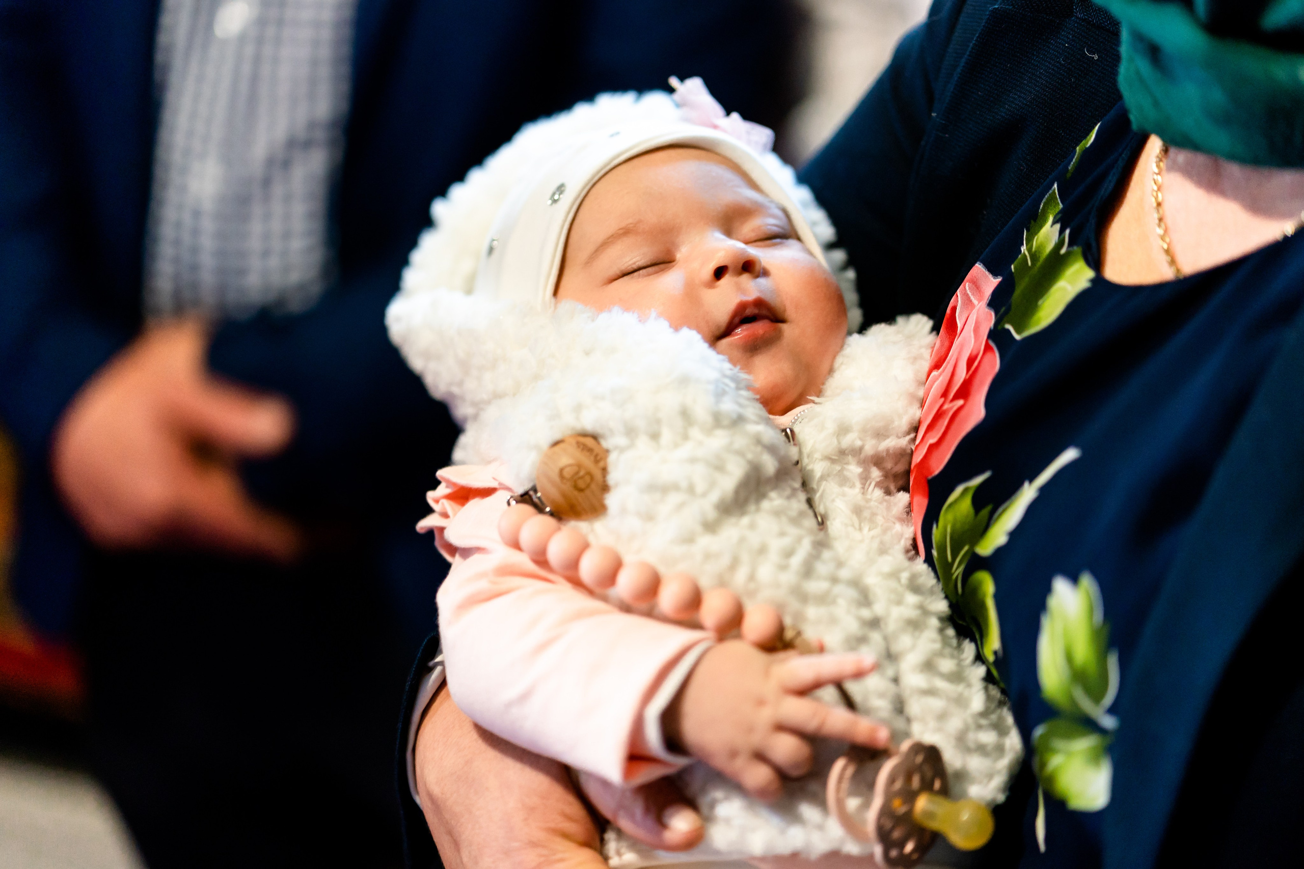 “Bebeluș botezat în biserică, ținut în brațe de nași”	•	“Detaliu cu lumânarea de botez decorată cu flori albe”	•	“Părinți emoționați alături de copilul lor la ceremonia de botez”	•	“Masa festivă de botez cu decor tematic și tort personalizat”	•	“Momentul în care preotul toarnă apă sfințită pe fruntea bebelușului”	“Bebeluș în rochie albă de botez, zâmbind în brațele mamei”	•	“Detaliu cu cruciulița de botez așezată pe o pernă de satin”	•	“Părinți și nași aprinzând lumânările în timpul ceremoniei de botez”	•	“Tort de botez decorat cu figurine tematice și numele copilului”	•	“Copil botezat dormind liniștit în pătuțul decorat festiv”	•	“Momentul în care preotul binecuvântează copilul în fața altarului”	•	“Invitați adunându-se în jurul mesei festive la petrecerea de botez”	•	“Bebeluș ținând în mână o jucărie personalizată primită la botez”	•	“Familie fericită pozând împreună după ceremonia de botez”	•	“Decor tematic cu baloane și flori la locația petrecerii de botez” fotograf Botoșani fotograf evenimente fotograf botez Alin Chirila fotograf alinofotostudio,- Preotul ținându-l pe micuțul Mathias Gabriel la botez, în biserica Înălțarea Domnului, Copălău  - Detalii de la botezul lui Mathias – lumânare, trusou și icoană  - Familia lui Mathias Gabriel alături de micuț, în ziua botezului  - Portret emoționant cu mama și bebelușul în brațe, în biserică,fotograf profesionist evenimente Botoșani, Iași, Suceava, Fălticeni, Bacău, Pașcani, Roman - AlinoFotoStudio by Alin Chirilă - servicii foto nuntă, botez, cununie, ședințe foto creative, albume personalizate, fotografii emoționante și calitative pentru cele mai importante momente din viață,fotograf nuntă Botoșani Alin Chirilă,  ședință foto botez Iași - AlinoFotoStudio,  servicii fotograf profesionist evenimente Suceava,  fotograf cununie civilă Fălticeni - Alin Chirilă,  album foto nuntă personalizat Bacău.“Bebeluș botezat în biserică, ținut în brațe de nași”	•	“Detaliu cu lumânarea de botez decorată cu flori albe”	•	“Părinți emoționați alături de copilul lor la ceremonia de botez”	•	“Masa festivă de botez cu decor tematic și tort personalizat”	•	“Momentul în care preotul toarnă apă sfințită pe fruntea bebelușului”	“Bebeluș în rochie albă de botez, zâmbind în brațele mamei”	•	“Detaliu cu cruciulița de botez așezată pe o pernă de satin”	•	“Părinți și nași aprinzând lumânările în timpul ceremoniei de botez”	•	“Tort de botez decorat cu figurine tematice și numele copilului”	•	“Copil botezat dormind liniștit în pătuțul decorat festiv”	•	“Momentul în care preotul binecuvântează copilul în fața altarului”	•	“Invitați adunându-se în jurul mesei festive la petrecerea de botez”	•	“Bebeluș ținând în mână o jucărie personalizată primită la botez”	•	“Familie fericită pozând împreună după ceremonia de botez”	•	“Decor tematic cu baloane și flori la locația petrecerii de botez” fotograf Botoșani fotograf evenimente fotograf botez Alin Chirila fotograf alinofotostudio.fotograf botez Amelis Maria, fotografie botez Botoșani, fotograf Alin Chirilă, amintiri botez, fotografii botez, botez Amelis Maria, fotograf copii, fotografie botez în Botoșani,