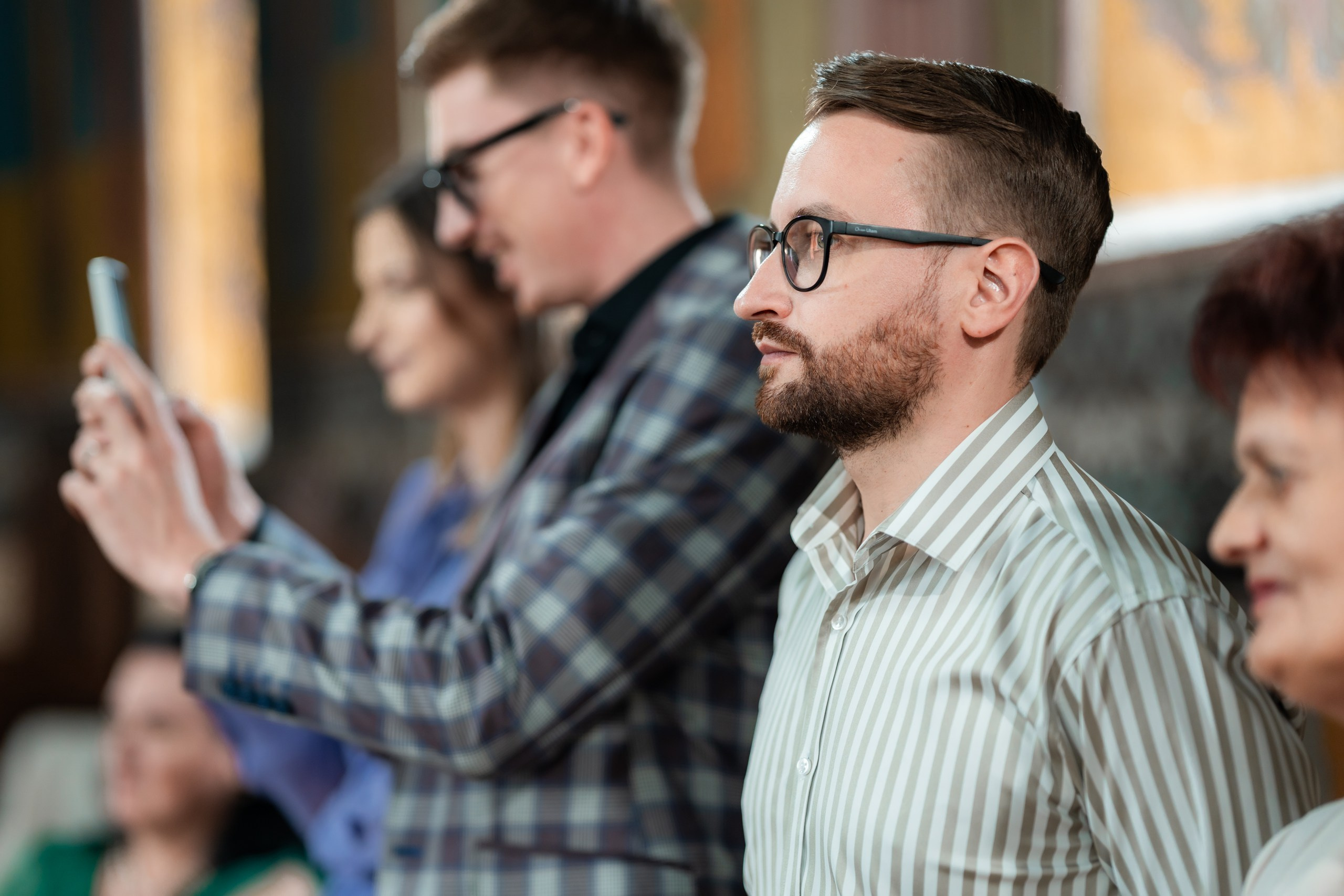 fotograf botez , fotografie botez Botoșani, fotograf Alin Chirilă, amintiri botez, fotografii botez, botez Miruna Parascheva, fotograf copii, fotografie botez în Botoșani-alt="botez , fotografie botez Alin Chirilă, amintiri botez, fotografii emoționante botez Botoșani"-- fotografii-botez-bebelus- amintiri-botez-micuț- moment-sfânt-crestinare- fotografie-emotionanta-botez- detalii-botez-bebelusi- parinti-fericiti-la-botez- fotograf-botez-profesionist- botez-in-biserica-ortodoxa- micuț-botezat-cu-emoție- zâmbete-și-lacrimi-la-botez- bebeluș-la-cristelniță- decor-botez-colorat- botez-cu-dragoste-și-credință- emotie-pura-la-botez- fotograf-botez-botosani- botez-iasi-suceava-fotograf- amintiri-nepretuite-botez-- Preotul ținându-l pe micuțul Mathias Gabriel la botez, în biserica Înălțarea Domnului, Copălău  - Detalii de la botezul lui Mathias – lumânare, trusou și icoană  - Familia lui Mathias Gabriel alături de micuț, în ziua botezului  - Portret emoționant cu mama și bebelușul în brațe, în biserică,fotograf profesionist evenimente Botoșani, Iași, Suceava, Fălticeni, Bacău, Pașcani, Roman - AlinoFotoStudio by Alin Chirilă - servicii foto nuntă, botez, cununie, ședințe foto creative, albume personalizate, fotografii emoționante și calitative pentru cele mai importante momente din viață,fotograf nuntă Botoșani Alin Chirilă,  ședință foto botez Iași - AlinoFotoStudio,  servicii fotograf profesionist evenimente Suceava,  fotograf cununie civilă Fălticeni - Alin Chirilă,  album foto nuntă personalizat Bacău.“Bebeluș botezat în biserică, ținut în brațe de nași”	•	“Detaliu cu lumânarea de botez decorată cu flori albe”	•	“Părinți emoționați alături de copilul lor la ceremonia de botez”	•	“Masa festivă de botez cu decor tematic și tort personalizat”	•	“Momentul în care preotul toarnă apă sfințită pe fruntea bebelușului”	“Bebeluș în rochie albă de botez, zâmbind în brațele mamei”	•	“Detaliu cu cruciulița de botez așezată pe o pernă de satin”	•	“Părinți și nași aprinzând lumânările în timpul ceremoniei de botez”	•	“Tort de botez decorat cu figurine tematice și numele copilului”	•	“Copil botezat dormind liniștit în pătuțul decorat festiv”	•	“Momentul în care preotul binecuvântează copilul în fața altarului”	•	“Invitați adunându-se în jurul mesei festive la petrecerea de botez”	•	“Bebeluș ținând în mână o jucărie personalizată primită la botez”	•	“Familie fericită pozând împreună după ceremonia de botez”	•	“Decor tematic cu baloane și flori la locația petrecerii de botez” fotograf Botoșani fotograf evenimente fotograf botez Alin Chirila fotograf alinofotostudio.fotograf botez Amelis Maria, fotografie botez Botoșani, fotograf Alin Chirilă, amintiri botez, fotografii botez, botez Amelis Maria, fotograf copii, fotografie botez în Botoșani,