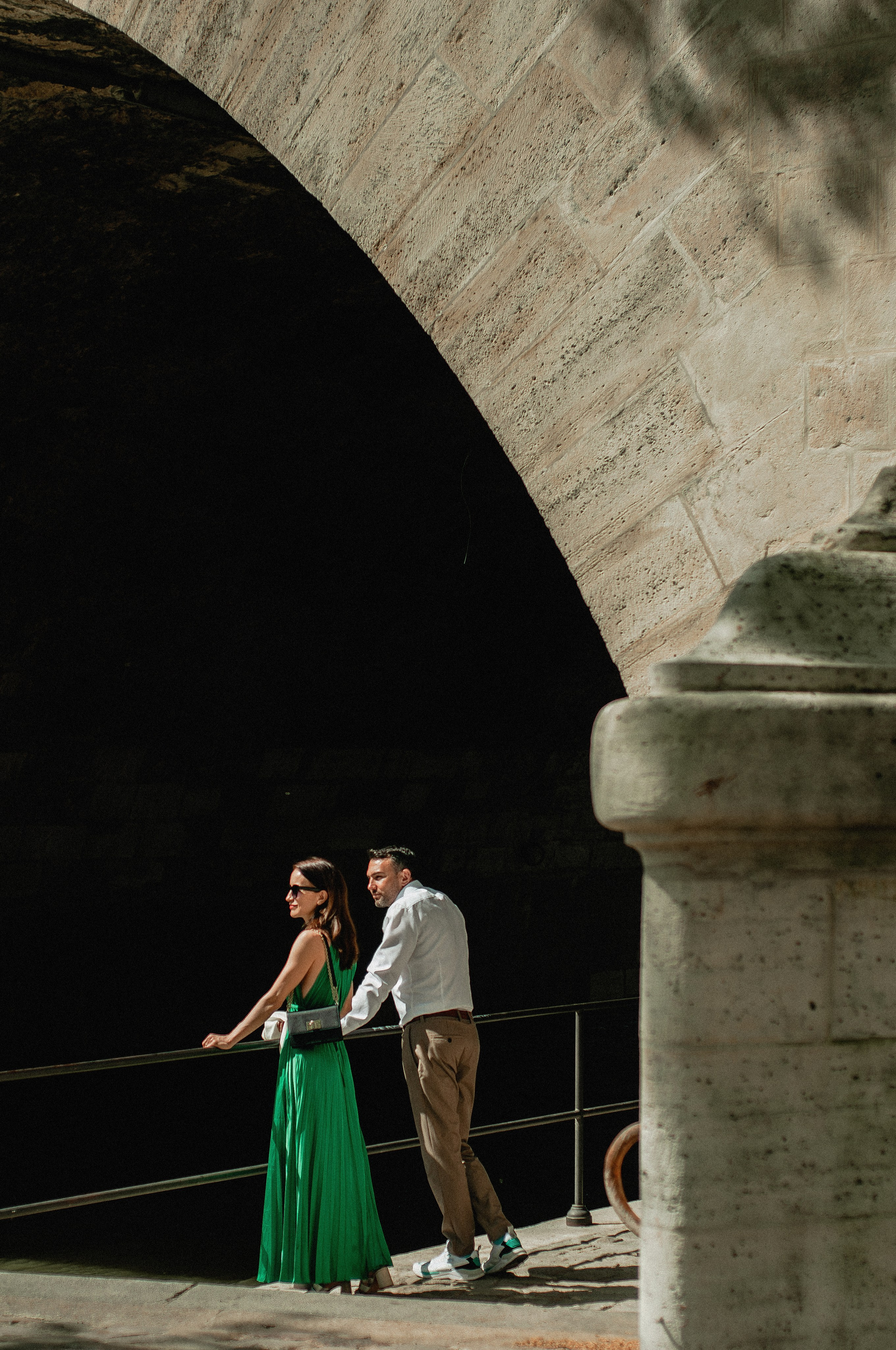Couple photoshoot in blooming Marais. Paris photographer — Polina Osipova