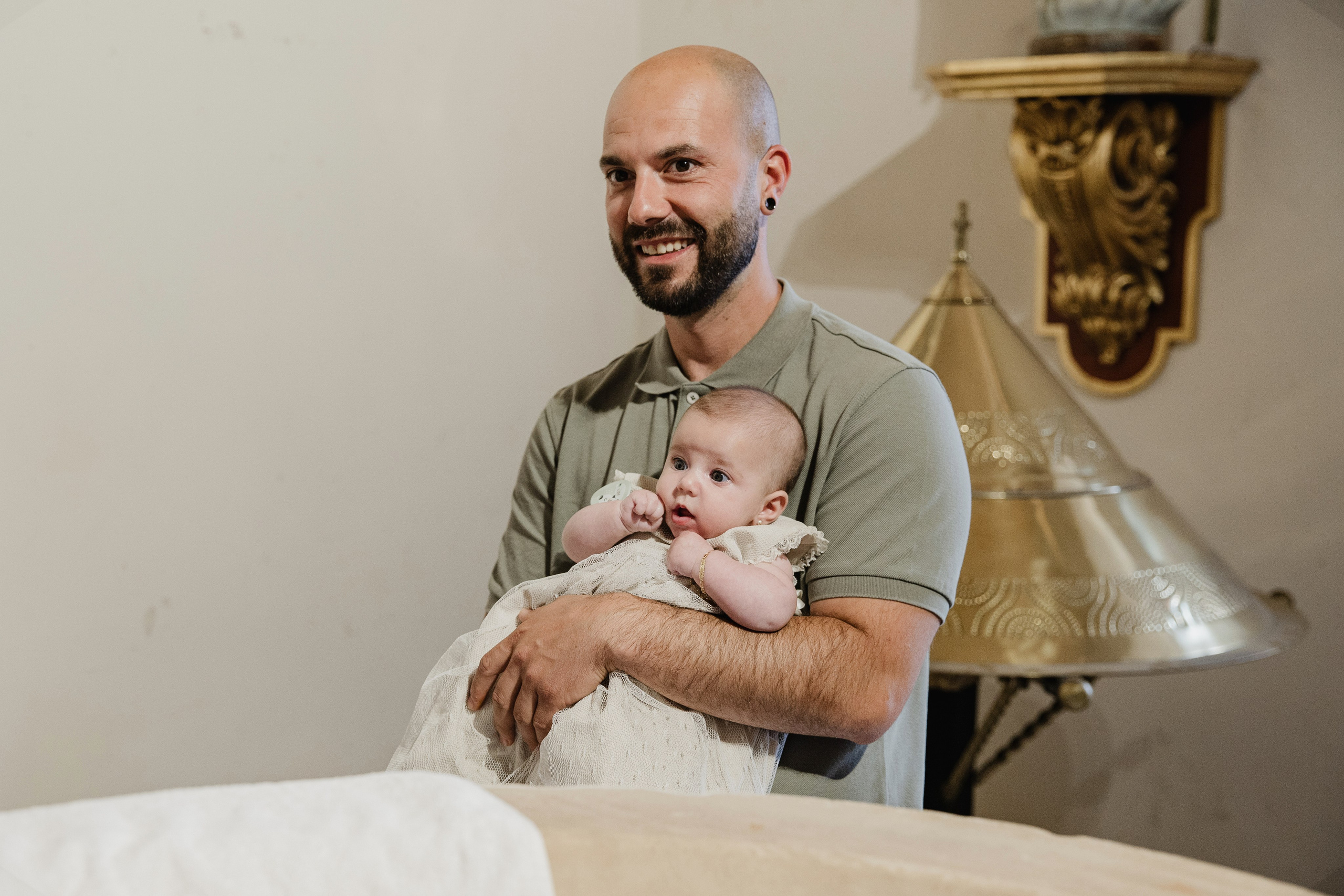 Retrato de bebé con traje de bautizo en estudio fotográfico Rainbox, Torrejón de Ardoz