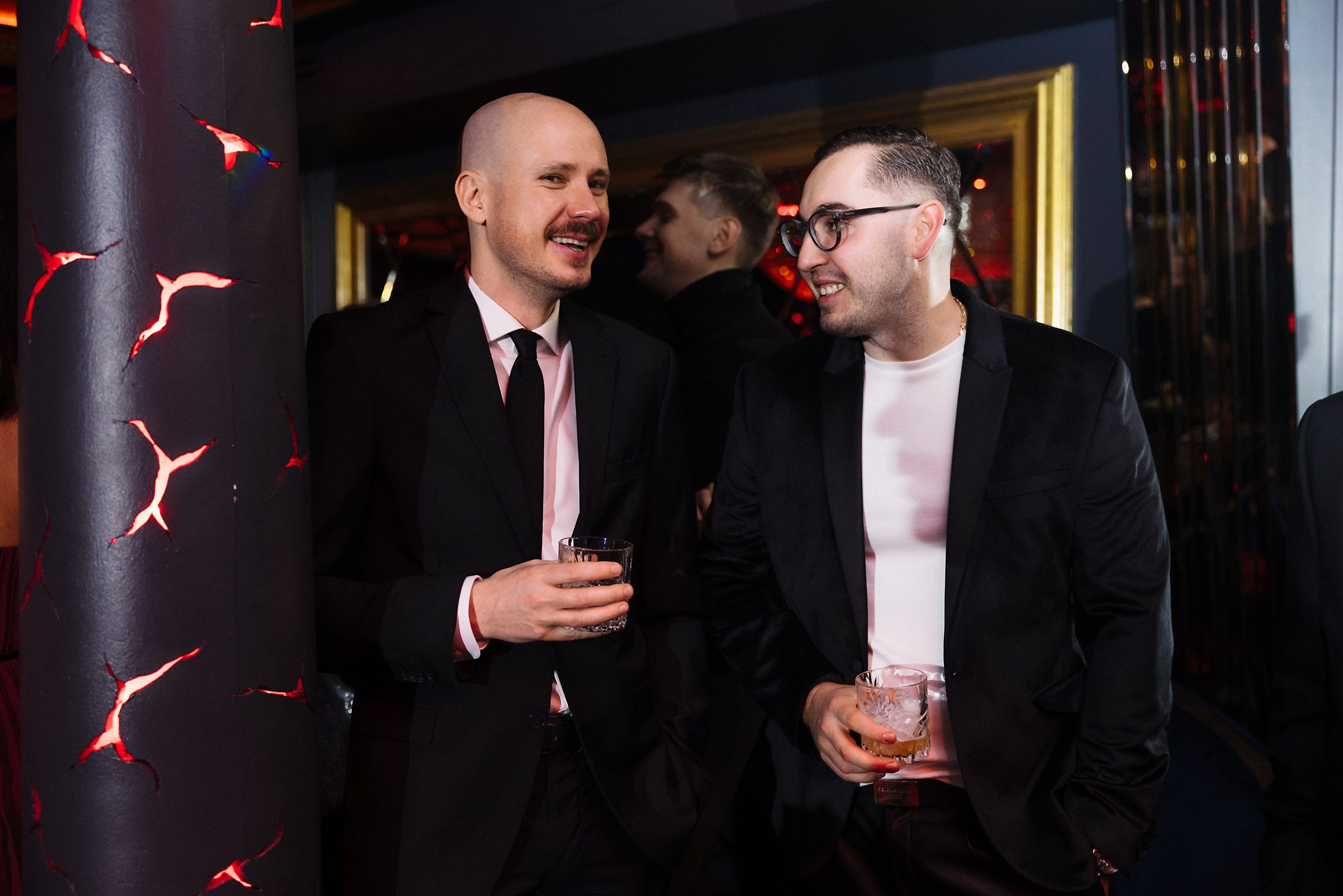 Новогодняя фотосессия в стиле «Оскар» для компаний — свет софитов и звёздные кадры. Евгений Тимофеев | Свадебный и контент-фотограф и видеограф в Риге