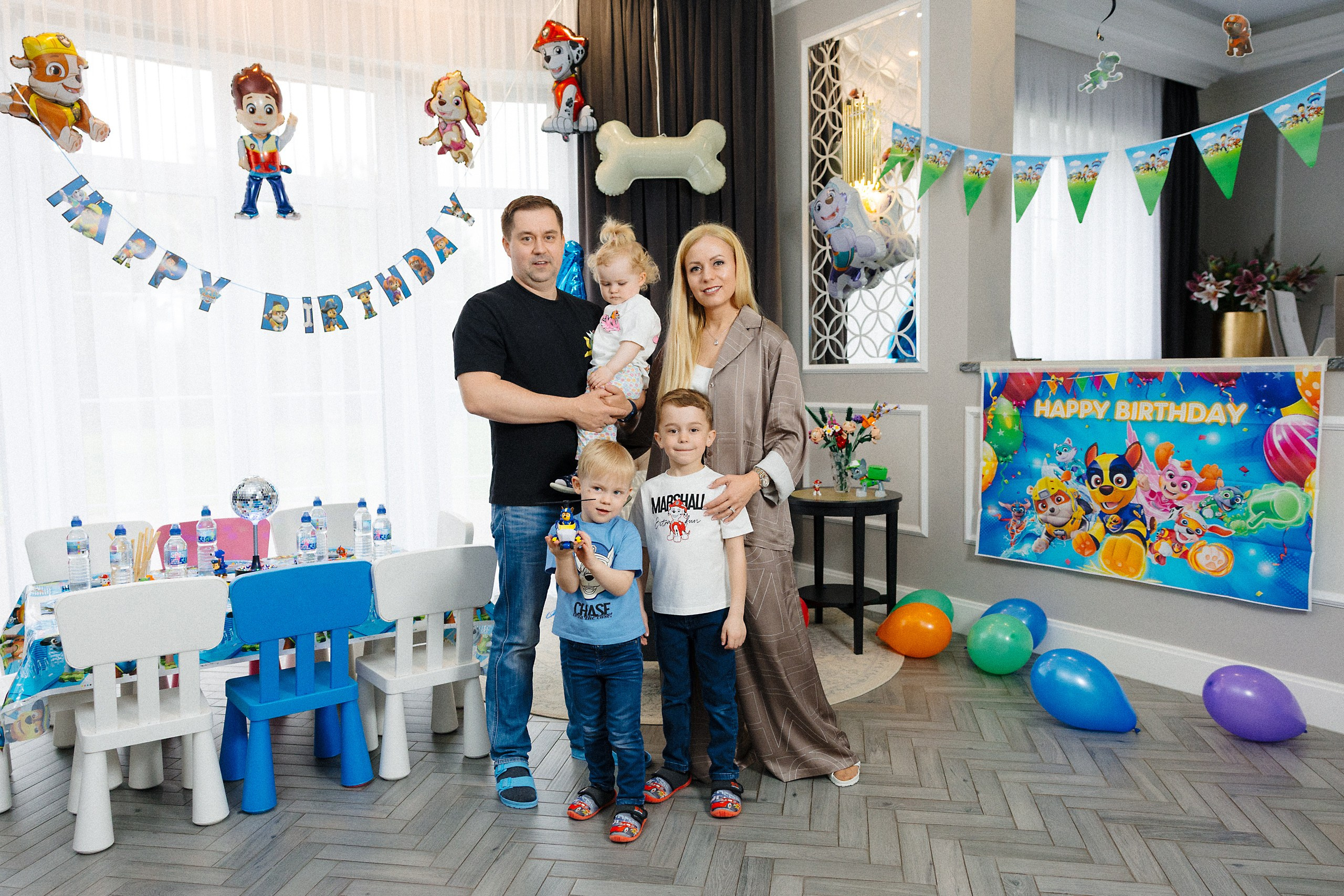 Яркая фотосессия детского праздника с аниматором и блестящей дискотекой из фольги в Риге. Евгений Тимофеев | Свадебный и контент-фотограф и видеограф в Риге