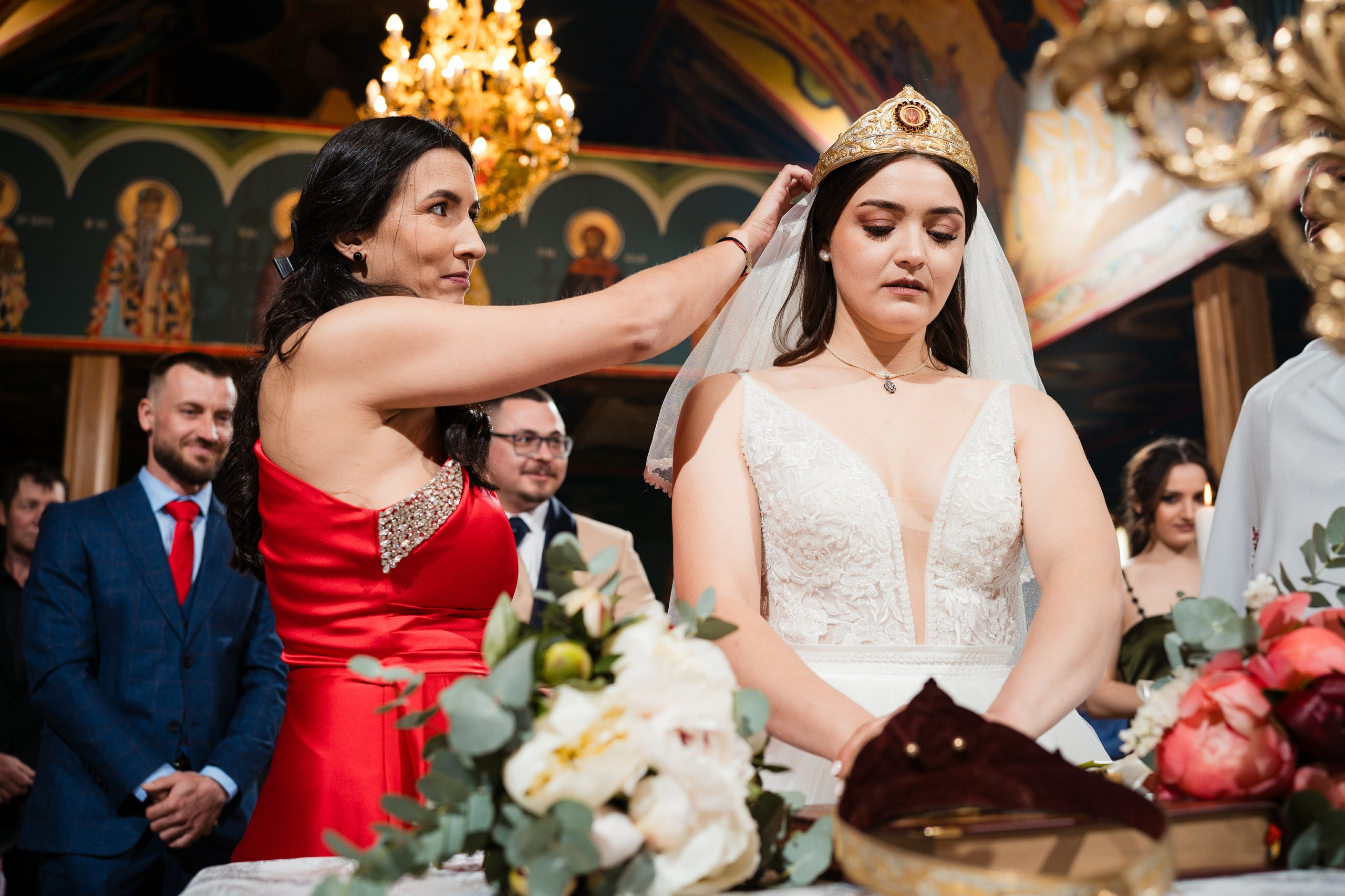 Mirele și mireasa în fața altarului, în timpul ceremoniei religioase