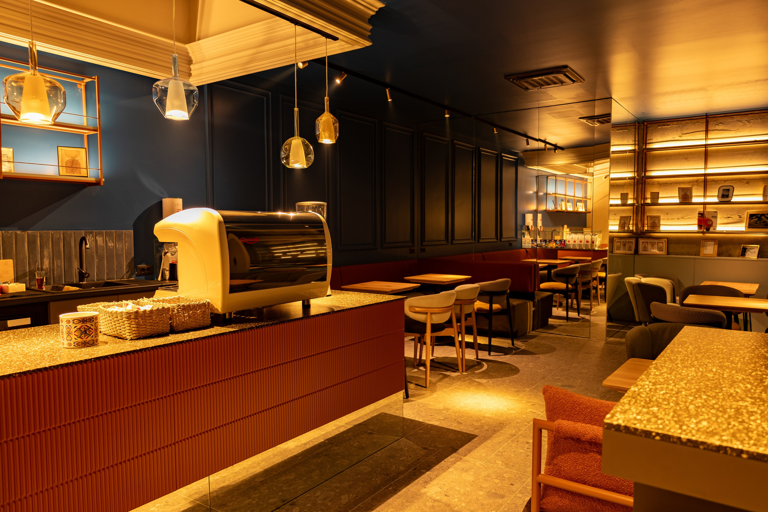 Cafenea “Monte Carlo” Buhuși. Fotograf. Lucrez cu oameni, produse și spații. Portret și fotografie creativă. Bacău, România. Lidia Savinoiu