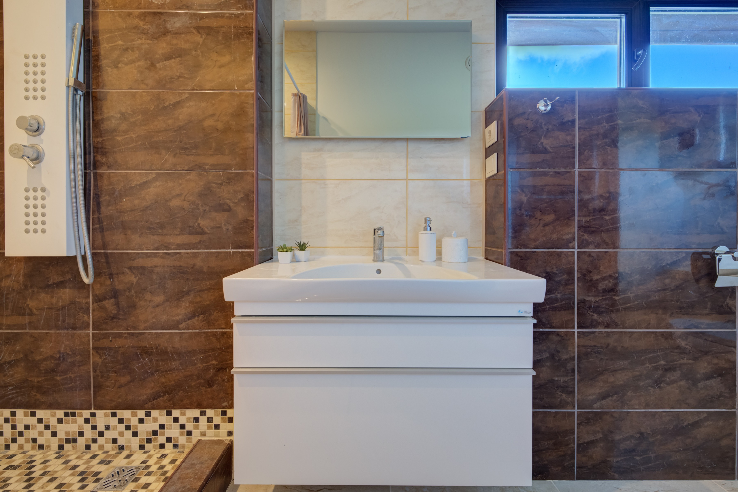 Sadyba Vinliaus r. prie ežero. Elina Sapiega fotografė Vilniuje