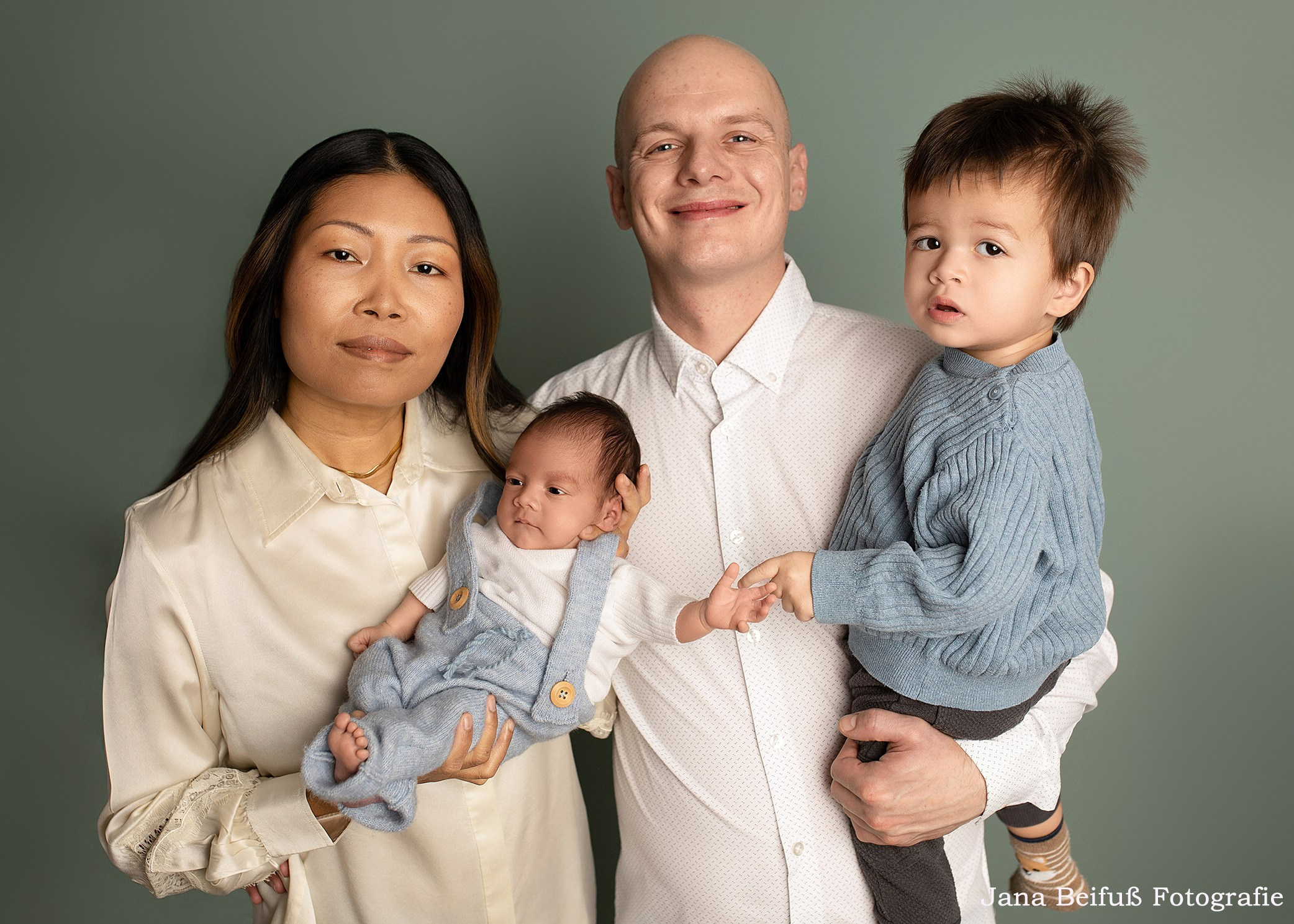 Familienfoto mit Mama, Papa und großem Bruder mit Neugeborenen - Ulm - Fotografie - Weißenhorn