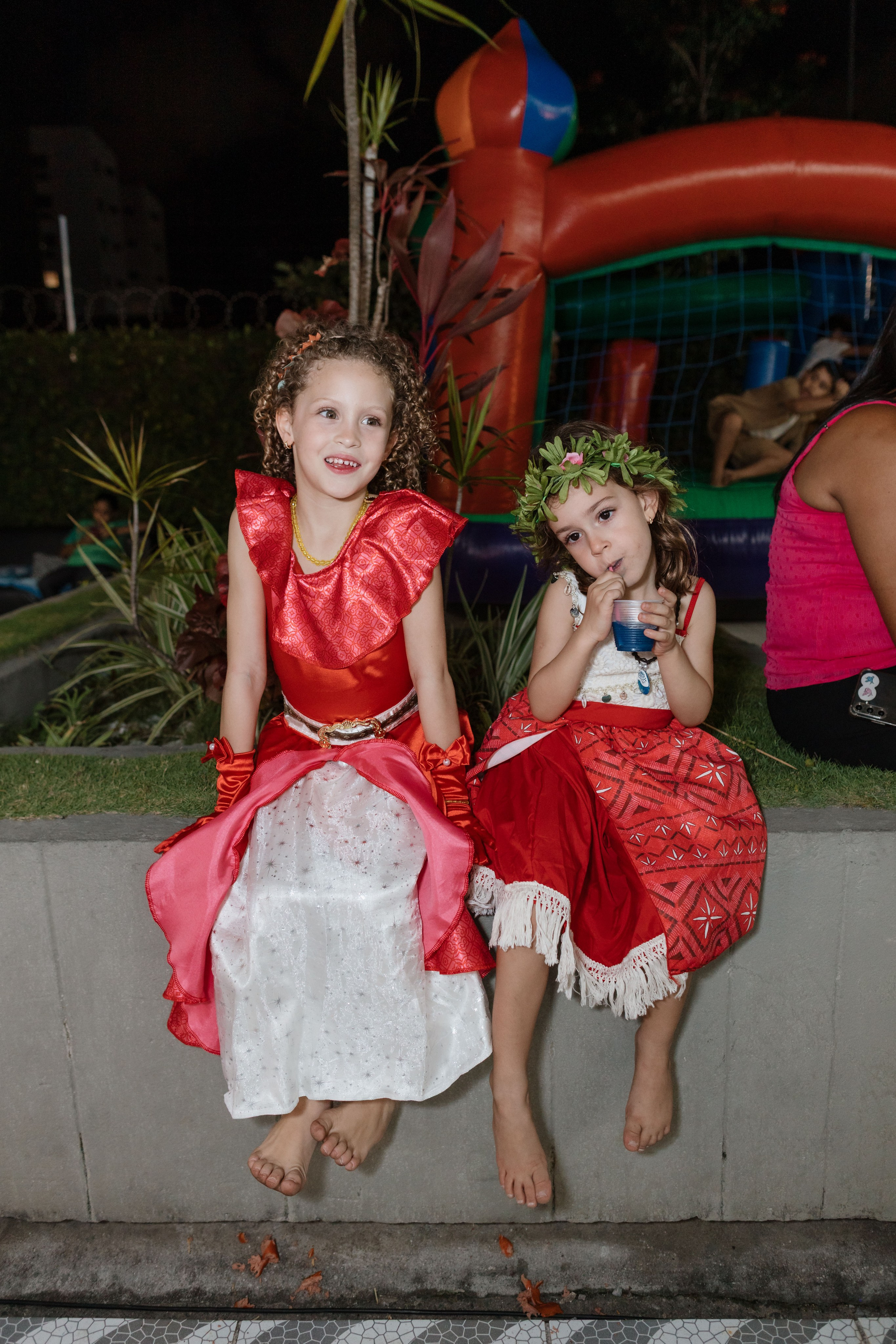 Aniversariantes aproveitando a festa juntas