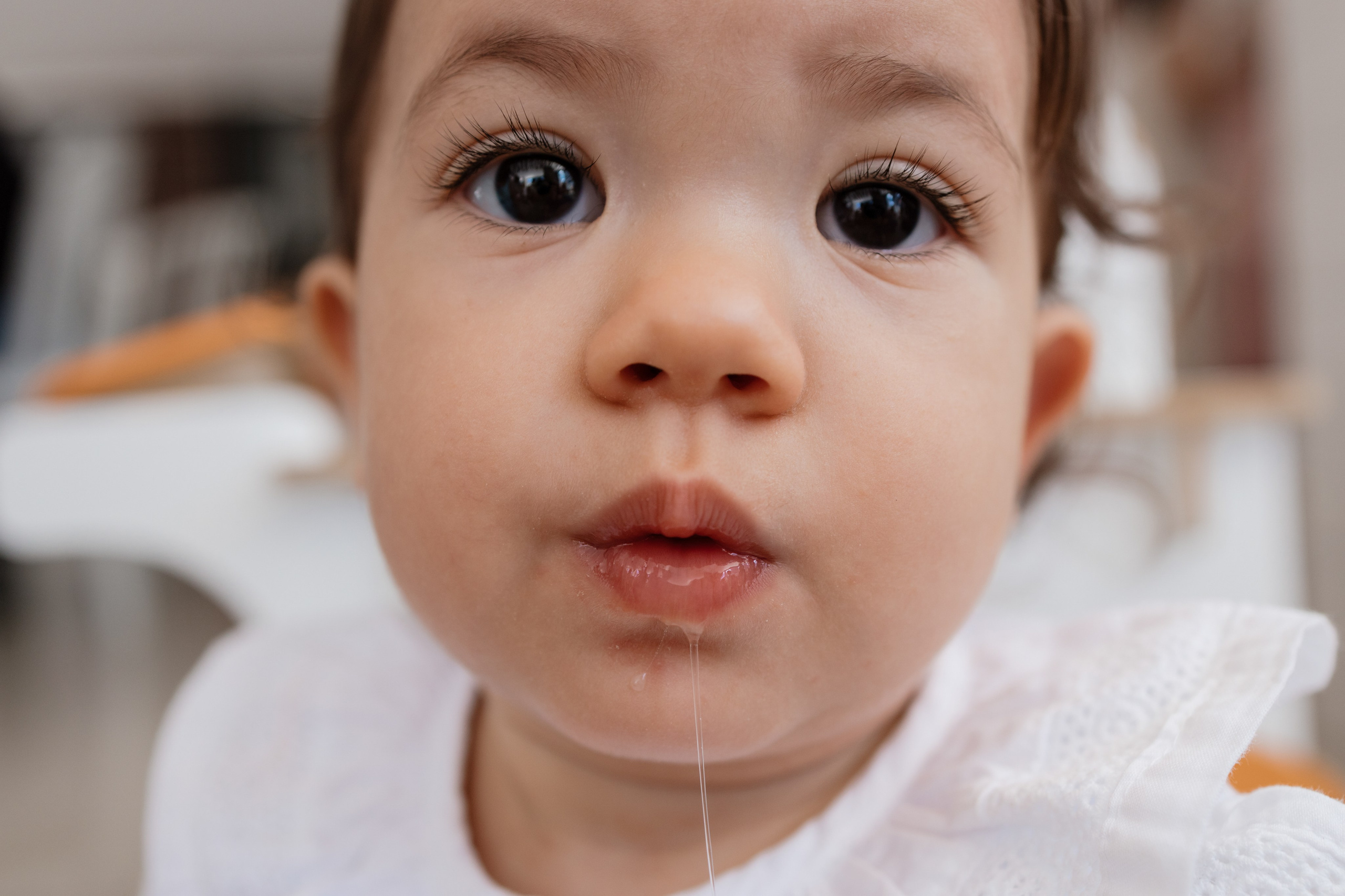 Close de bebê com saliva escorrendo