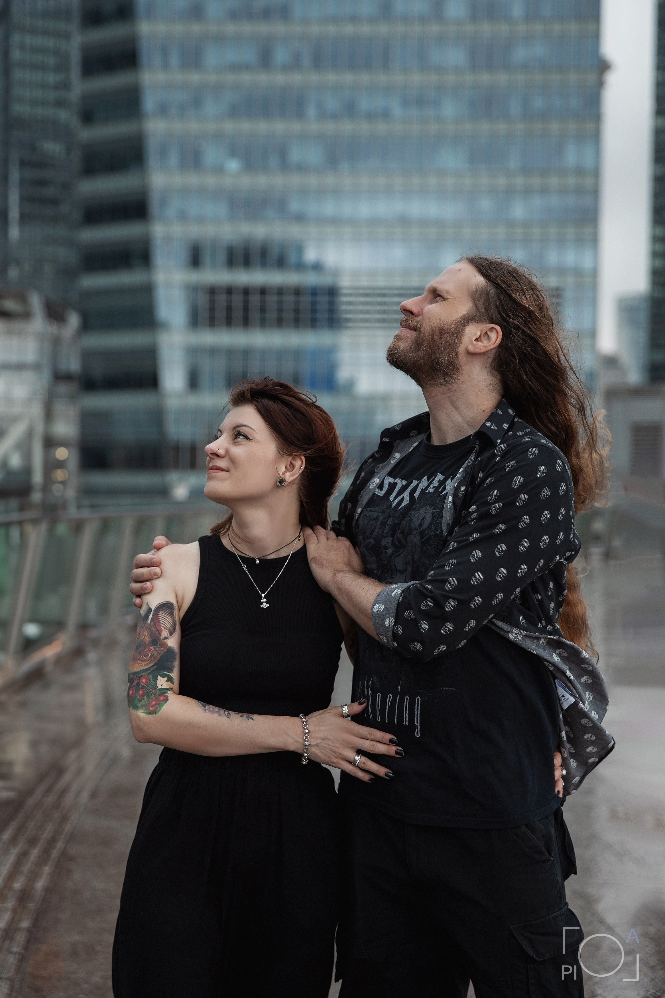 Влюбленная пара - мужчина и женщина. Шанхай, дождлива погода, ветер