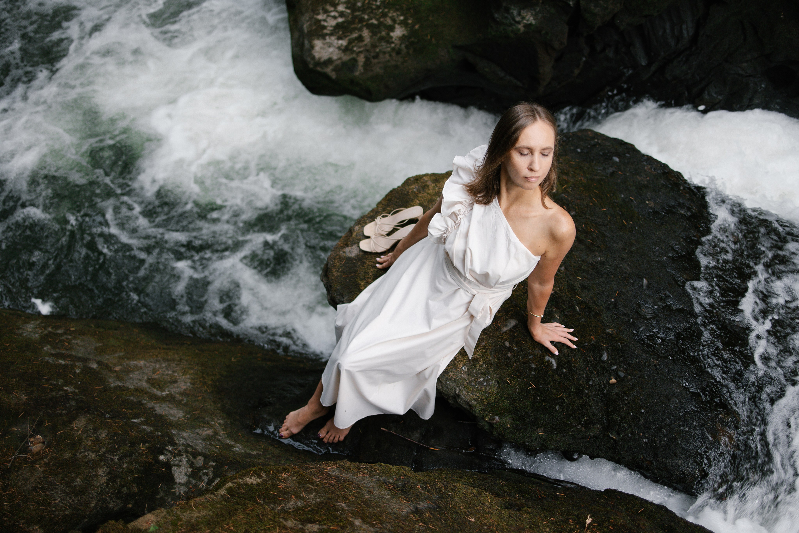 Solitude in the Embrace of Nature. Family photographer Oregon — Washington