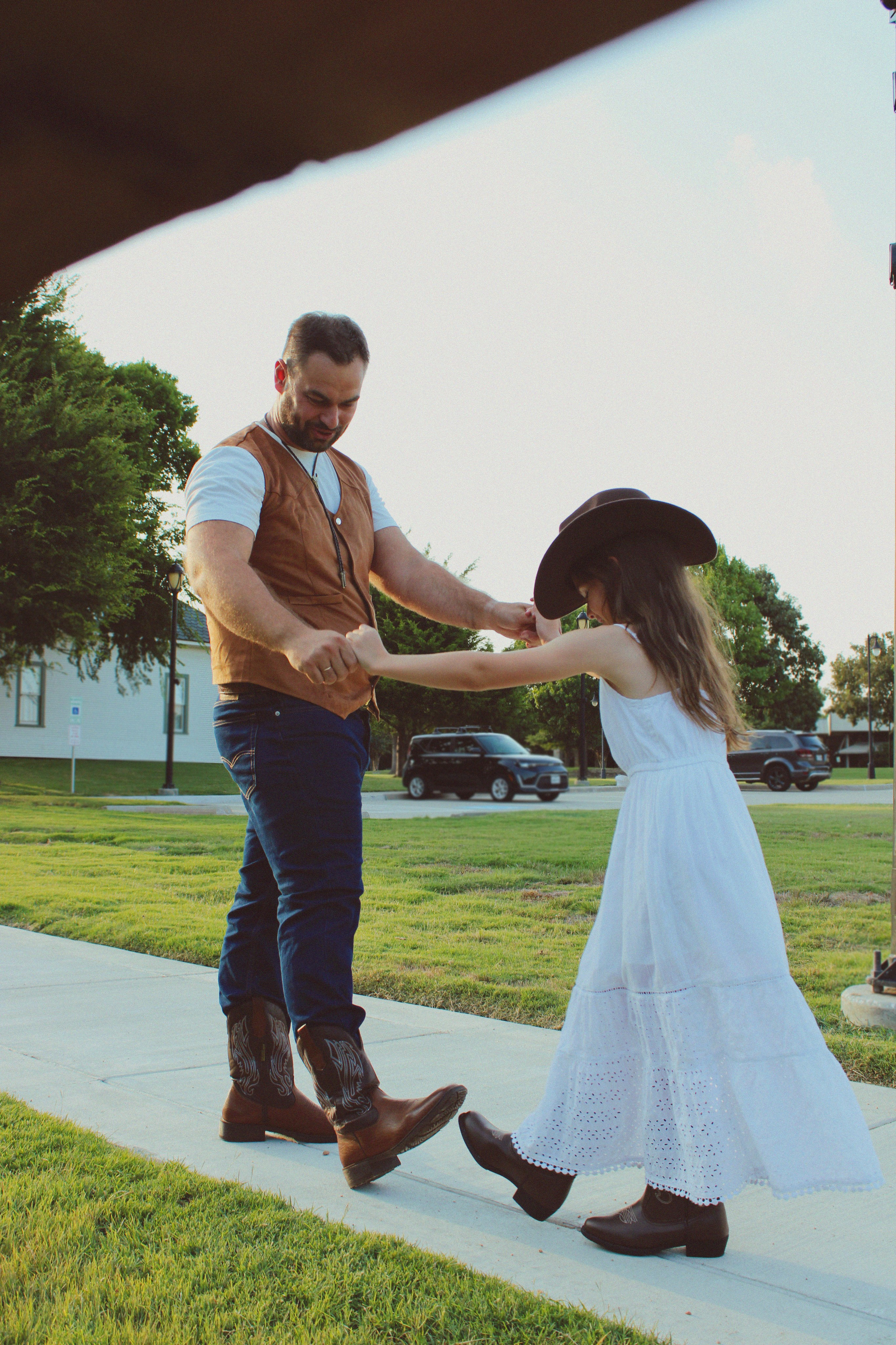 Texas Countryside Family Photoshoot in Cowboy Style. Lana Petrychenko — Portrait & Family Photographer. Valencia, Spain