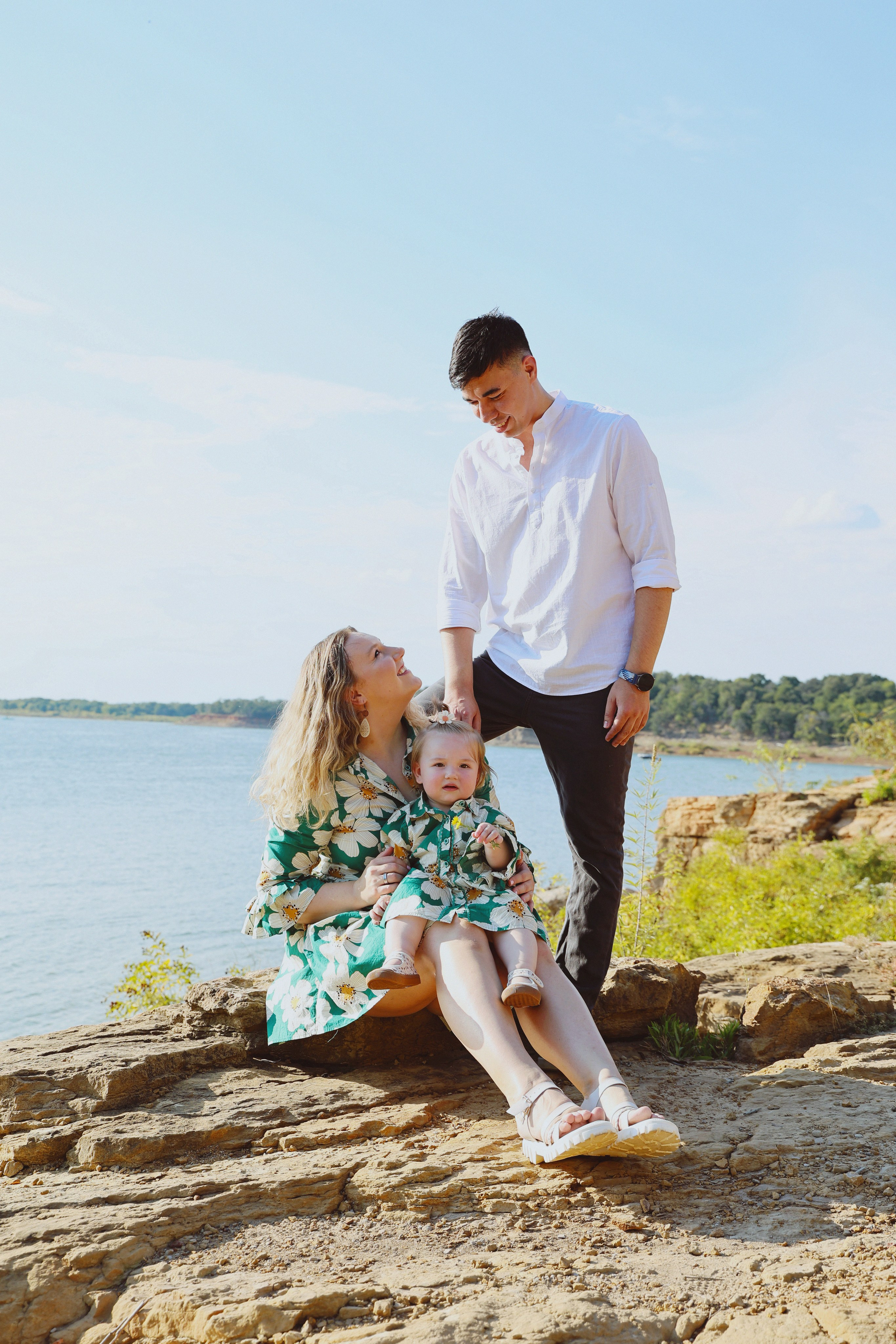 Baby Family Photoshoot – Outdoor Family Photography with Infant or Toddler. Lana Petrychenko — Portrait & Family Photographer. Valencia, Spain