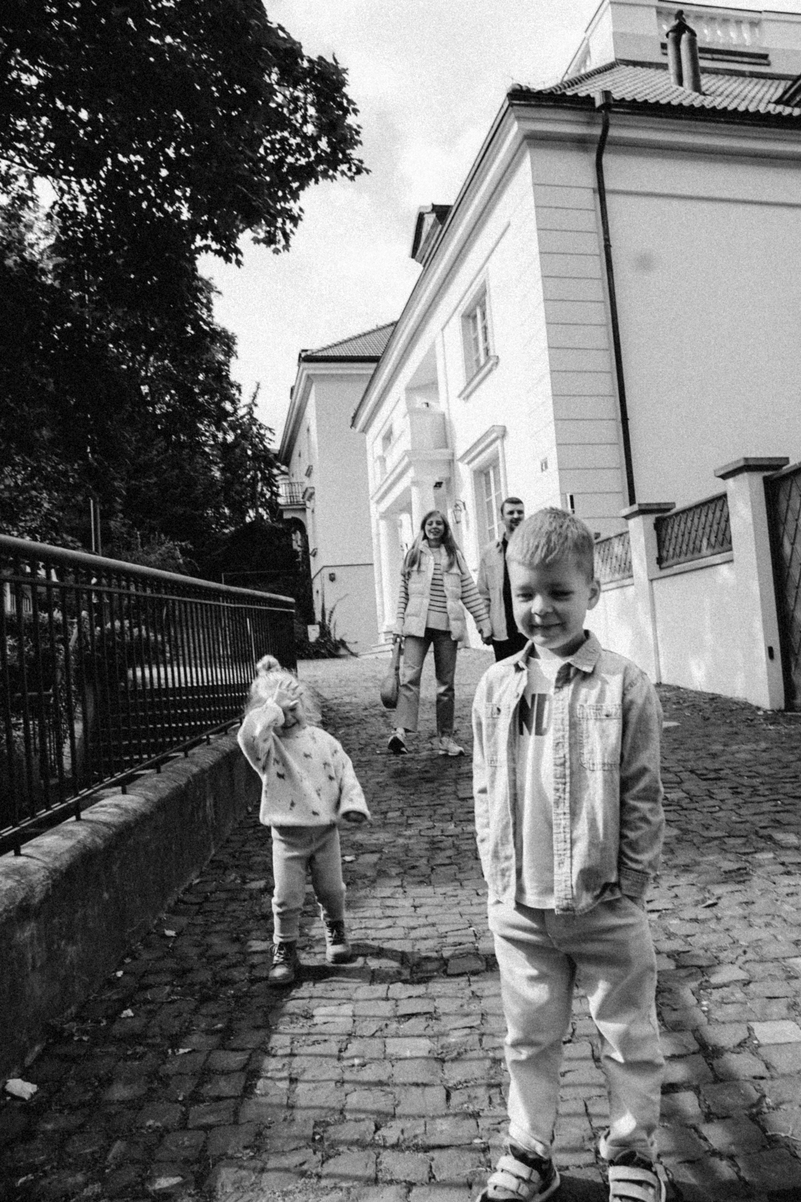 Hold you. Family photographer in Warsaw Sasha Zenzina