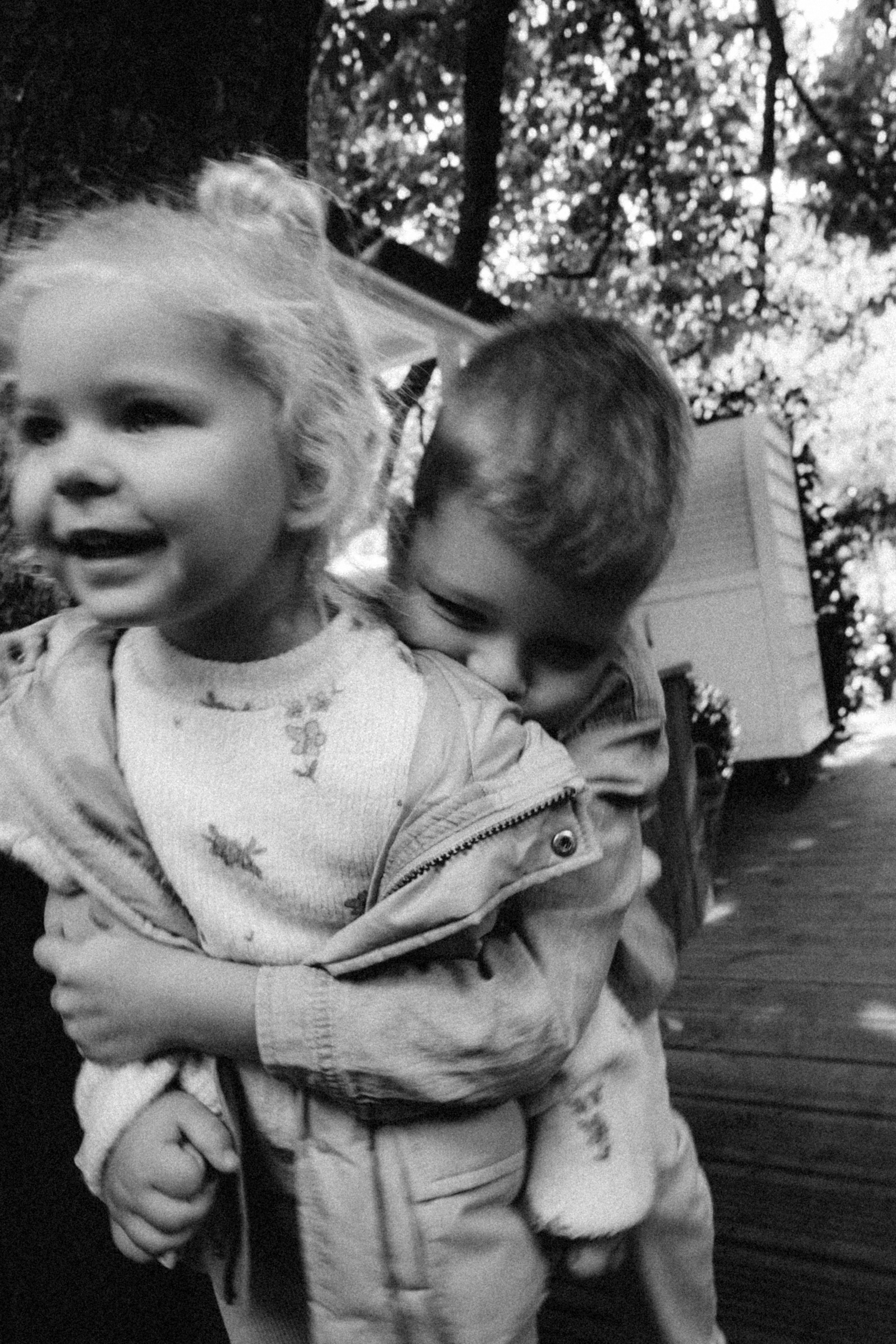 Hold you. Family photographer in Warsaw Sasha Zenzina