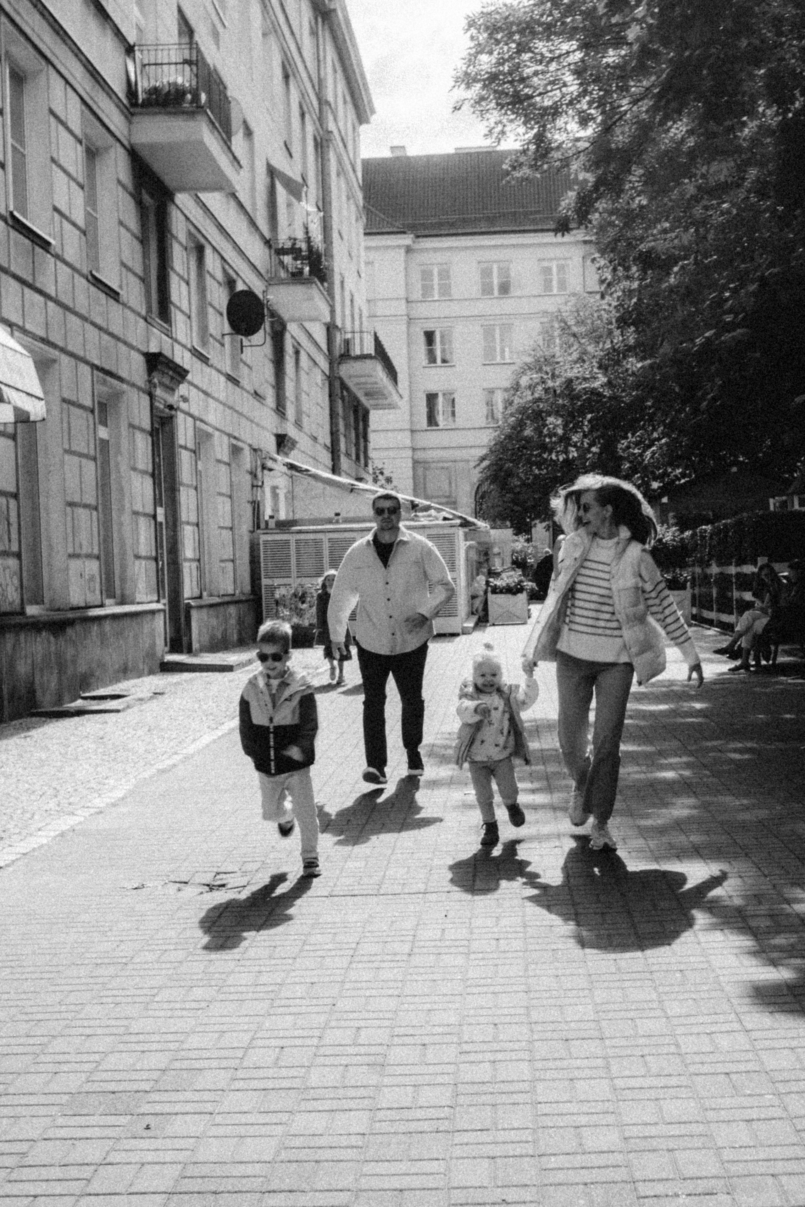 Hold you. Family photographer in Warsaw Sasha Zenzina