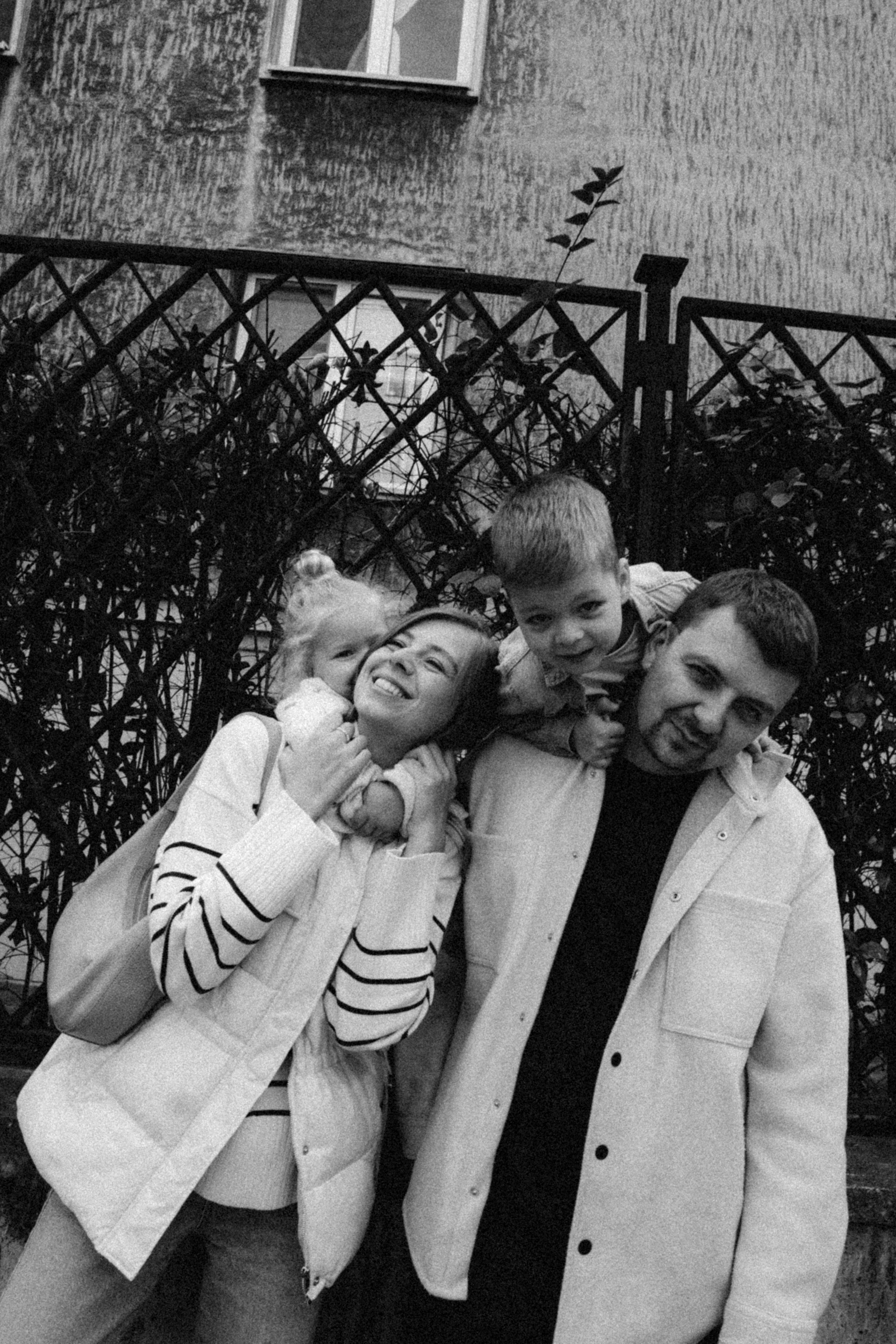 Hold you. Family photographer in Warsaw Sasha Zenzina