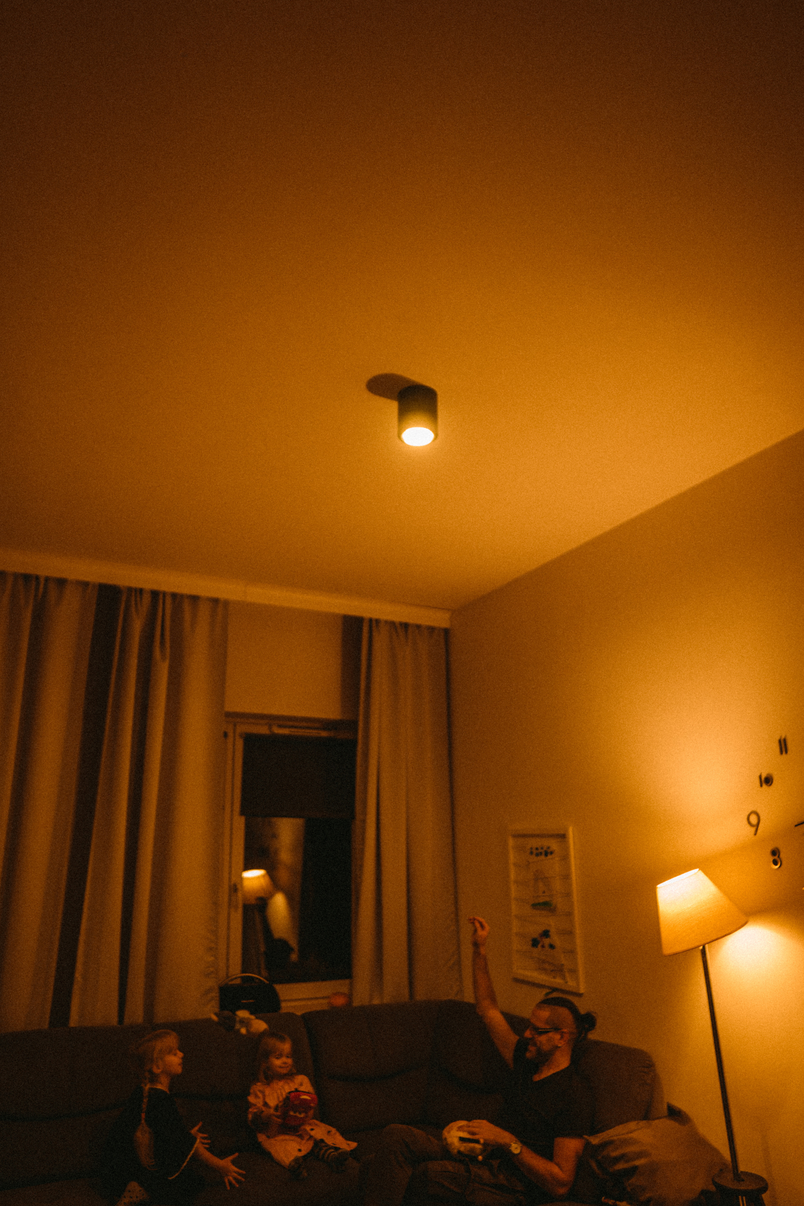 Home is where you are. Family photographer in Warsaw Sasha Zenzina